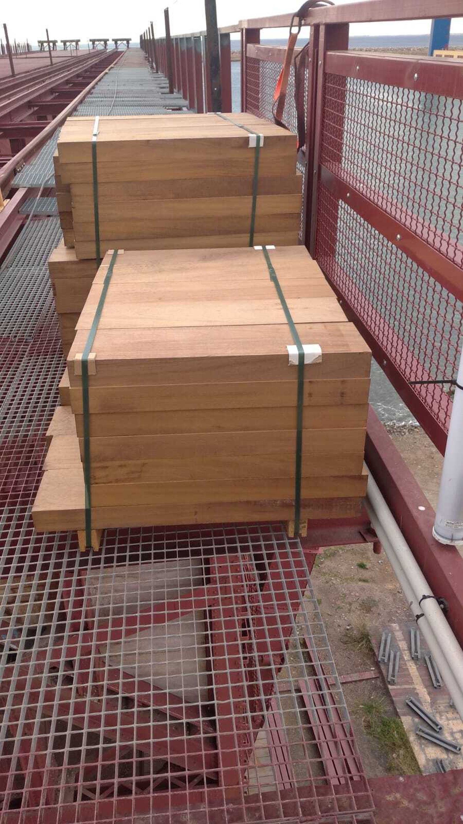 Madera iroko, preparada para su colocación