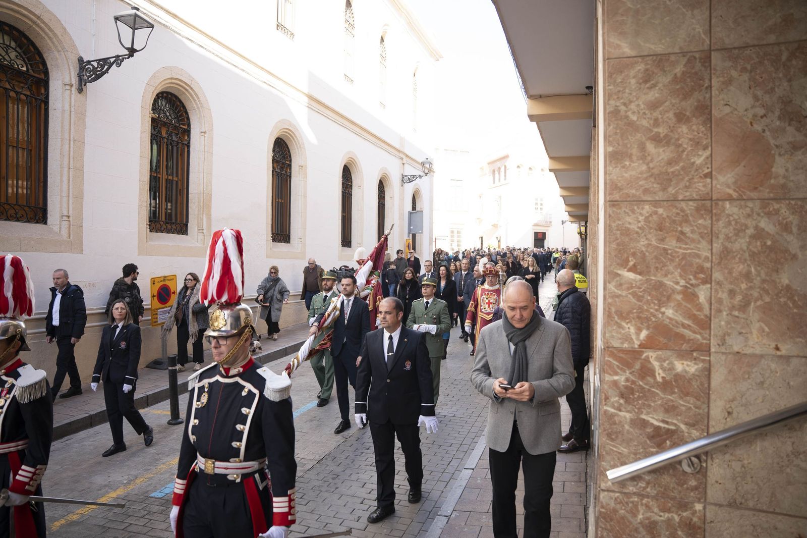 El Pendón vuelve a alzarse en Almería: memoria y ciudad bajo la luz de diciembre