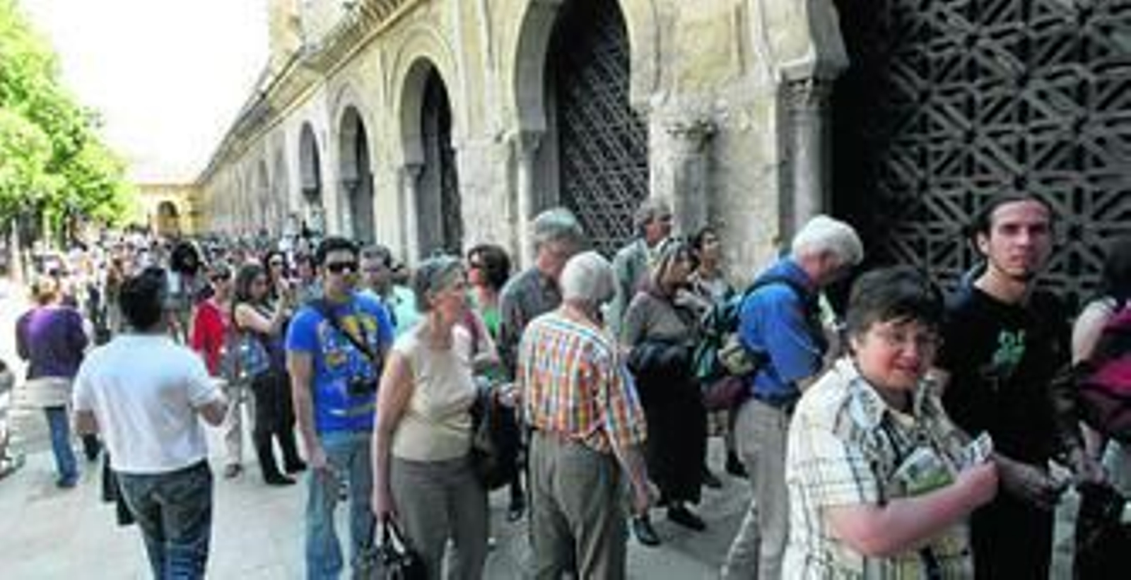 Un grupo de turistas hace cola para entrar a la Mezquita.