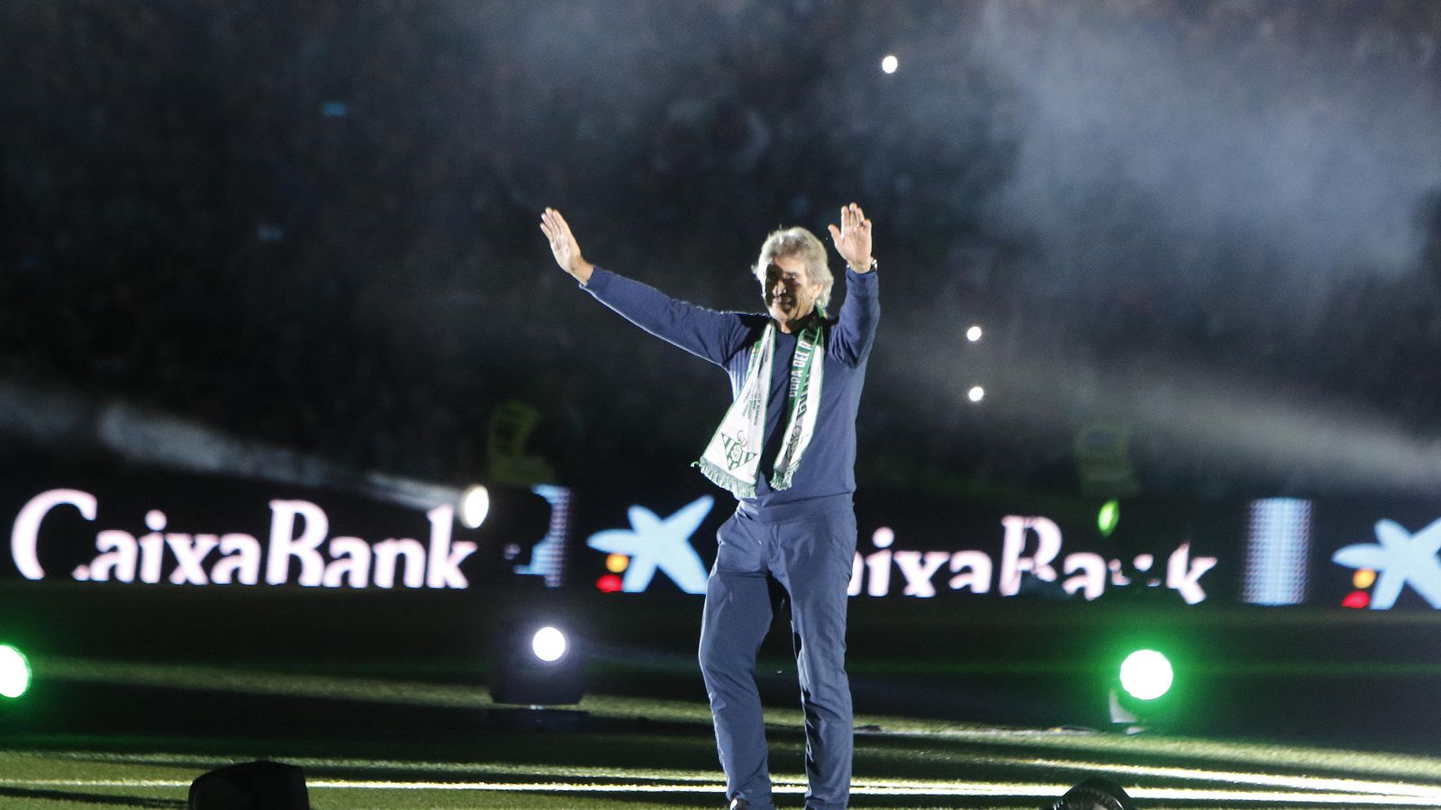 Manuel Pellegrini, sobre el césped del Benito Villamarín.