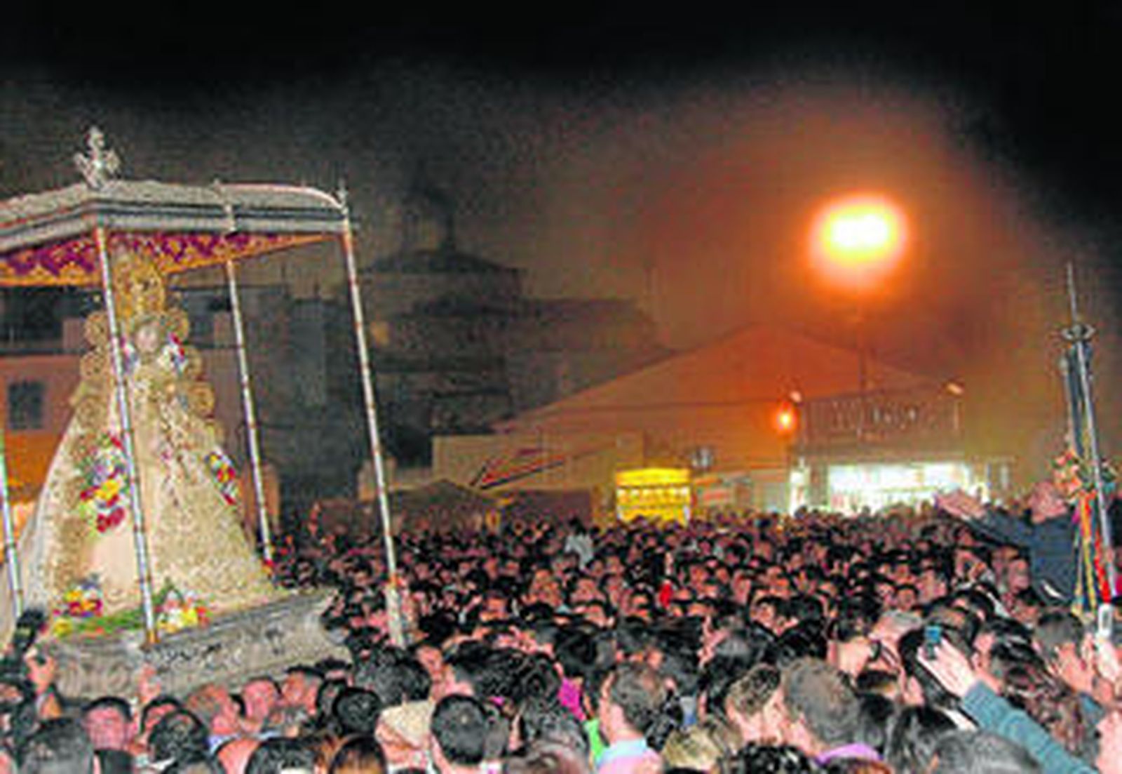 La Virgen frente al Simpecado de Cádiz al alba del 1 de junio de 2009.