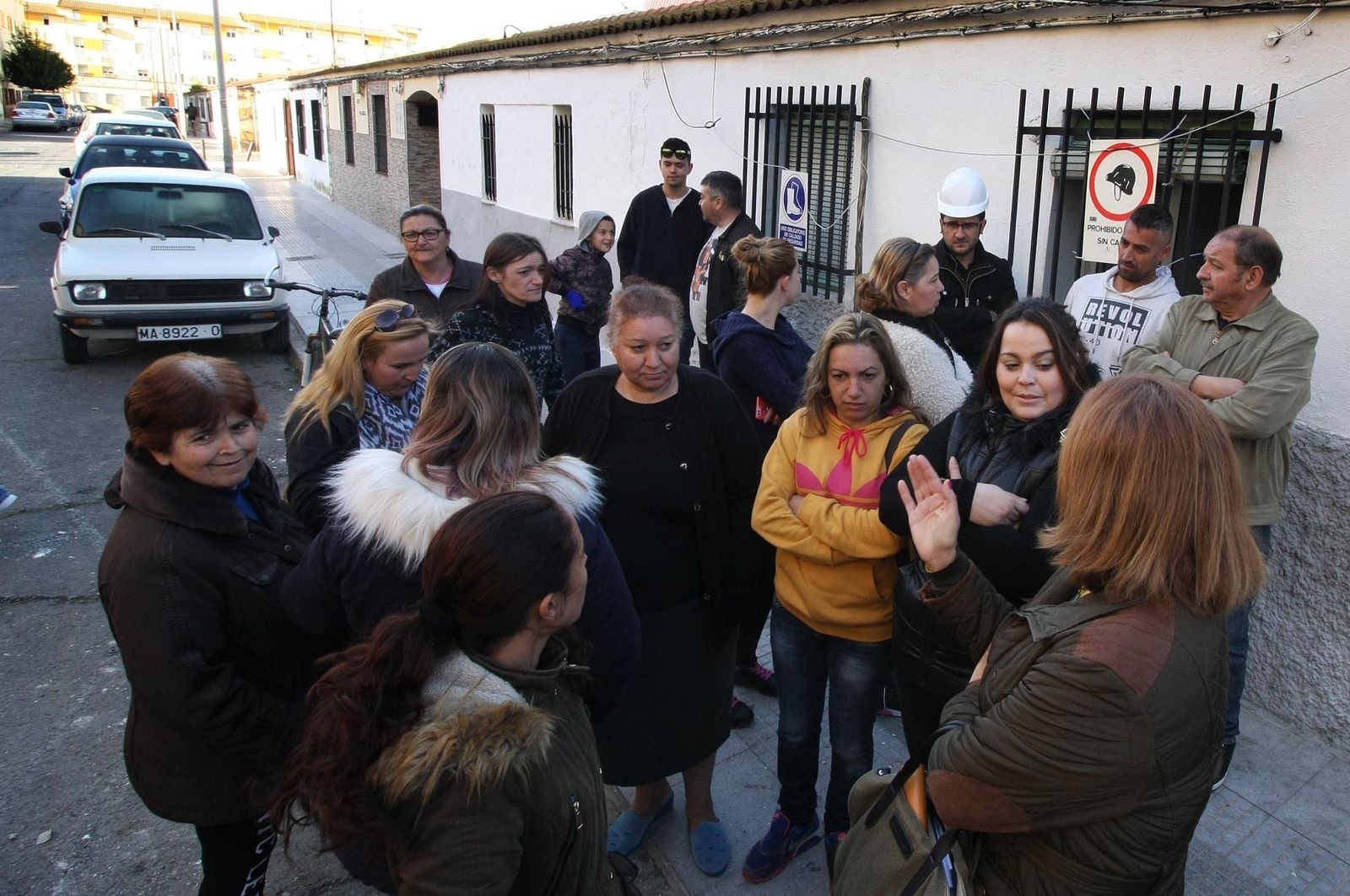 El alcalde, Gabriel Cruz, entra en una de las viviendas que está en plena fase de rehabilitación.