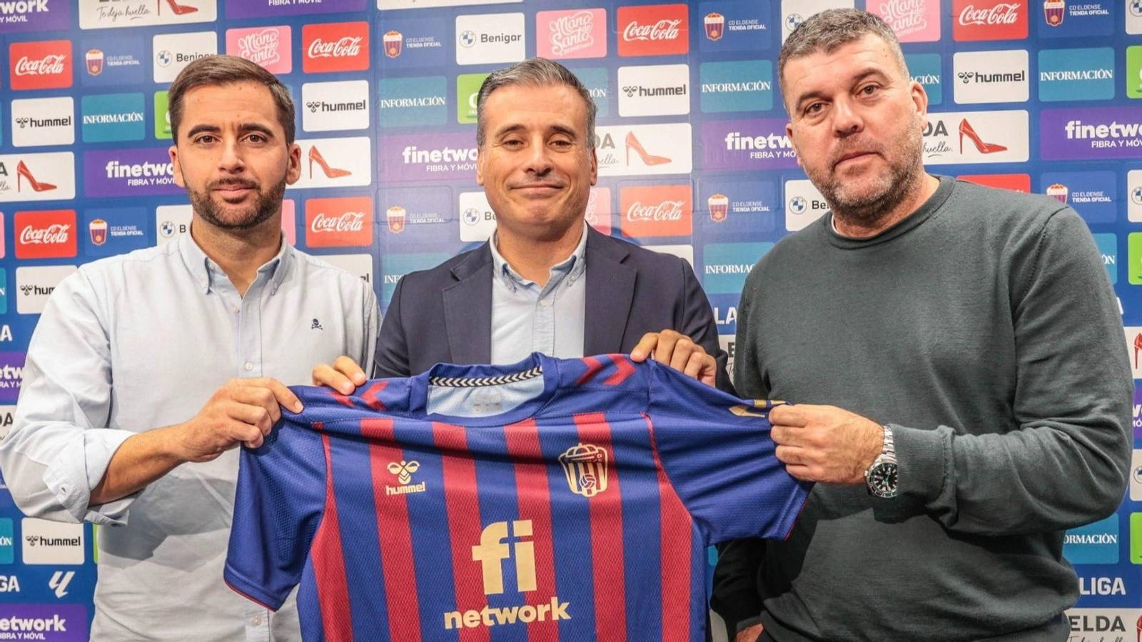 Carlos Sánchez, a la izquierda, junto a Miguel Ángel Gómez, en el centro, y Jesús Sánchez, a la derecha.