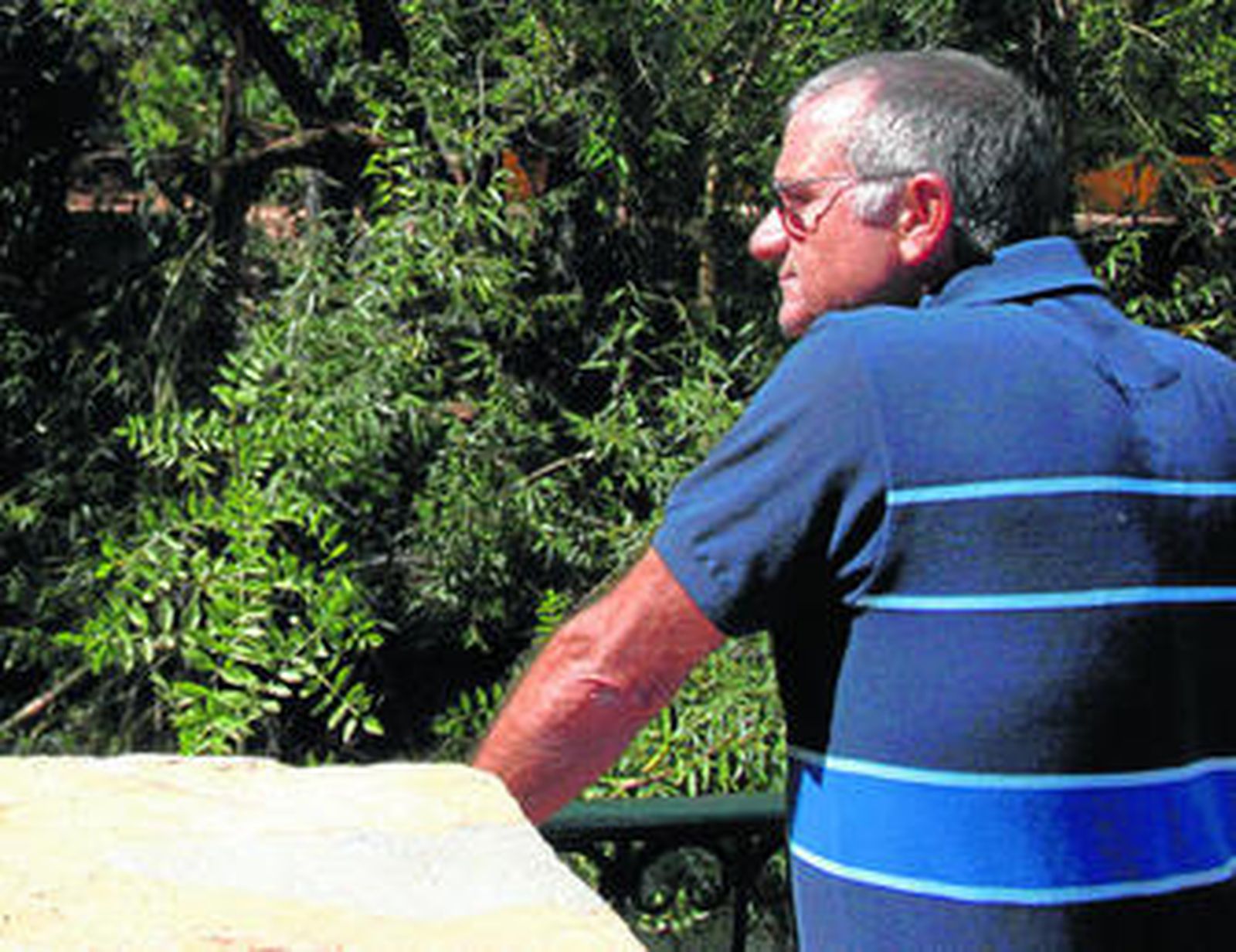 Eugenio Becerra atendió ayer a este periódico en Jimera de Líbar y se dejó fotografiar.