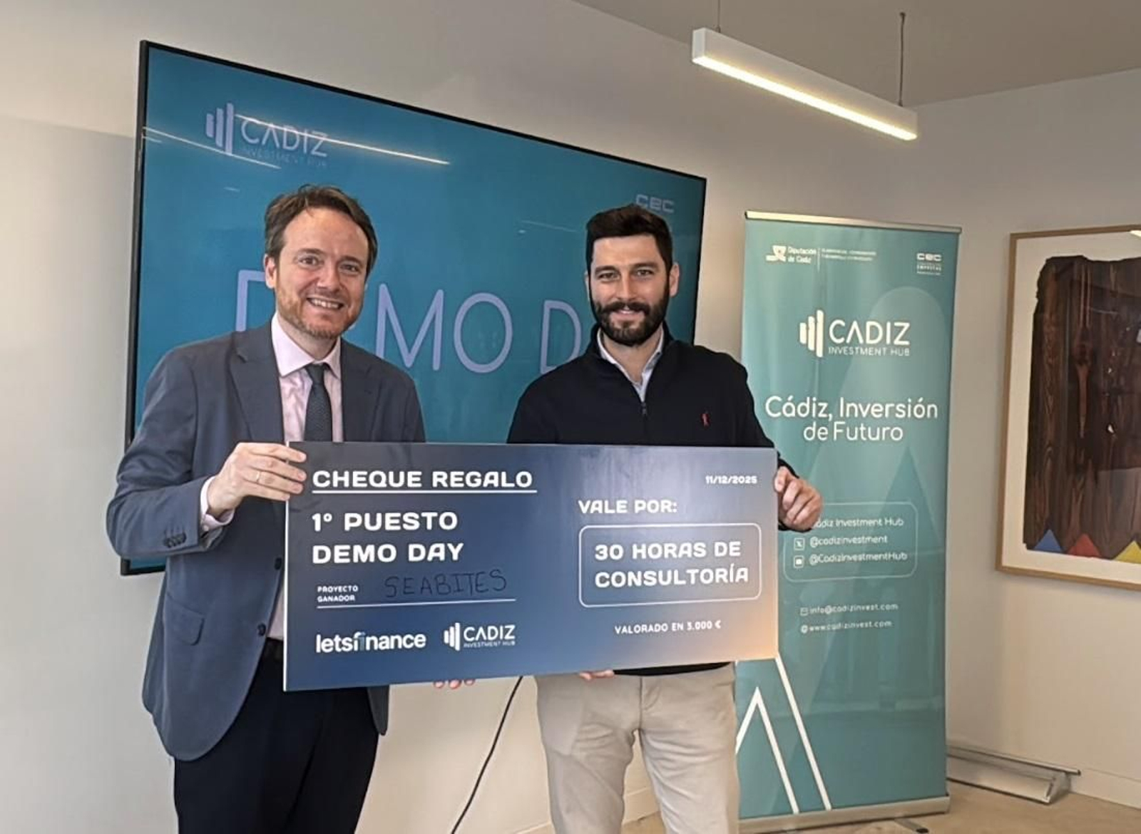 Manuel Martín y Javier Constantino con el premio del Demo Day