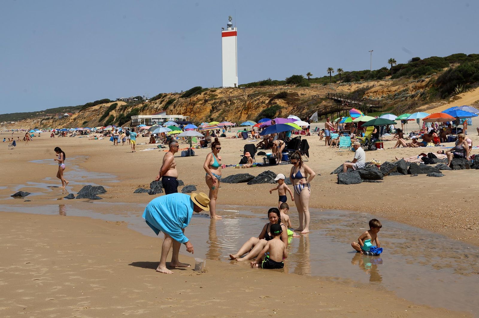 Imágenes del ambiente en las playas de Matalascañas, La Bota y Mazagón durante la mañana del domingo