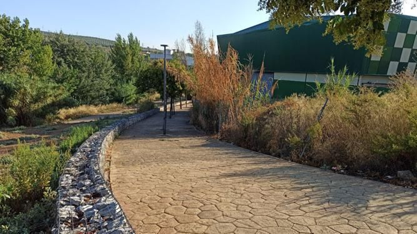 Pabellón polideportivo en la zona  oeste, junto a la zona del río Lucena.
