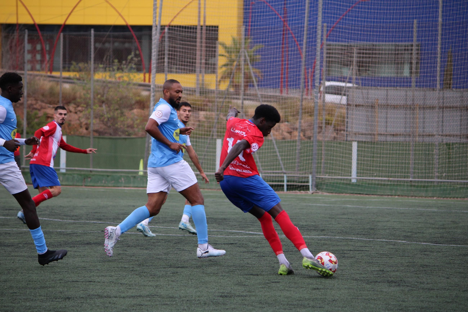 Marcial realiza un disparo durante el derbi almeriense frente al Poli El Ejido en el último encuentro de los rojiblancos en casa.