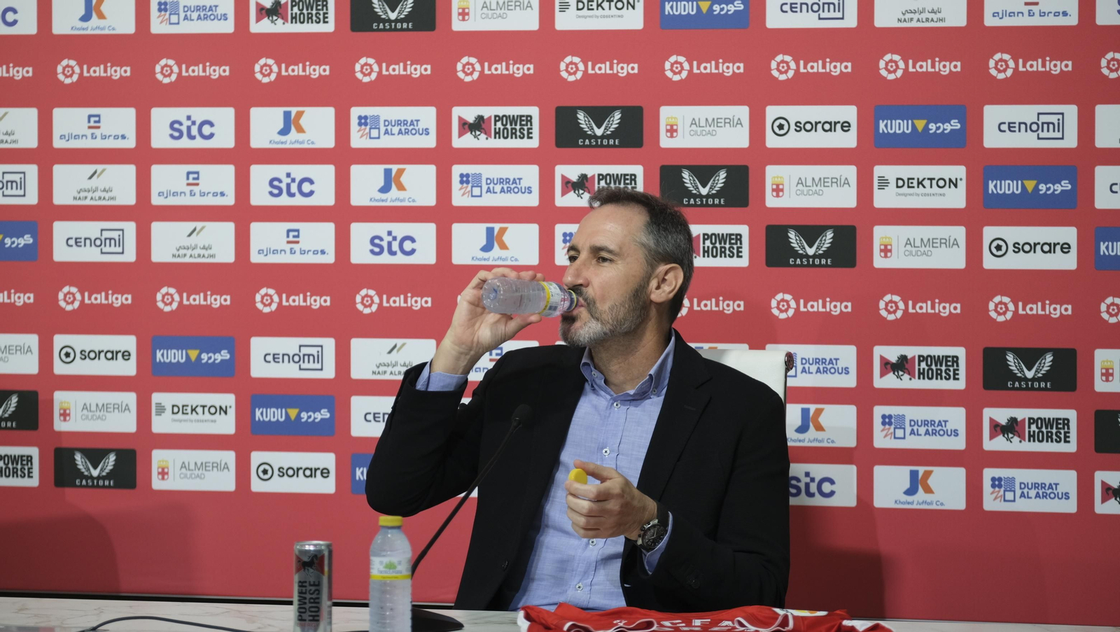 Imágenes de la presentación de Vicente Moreno, nuevo entrenador de la U.D. Almería