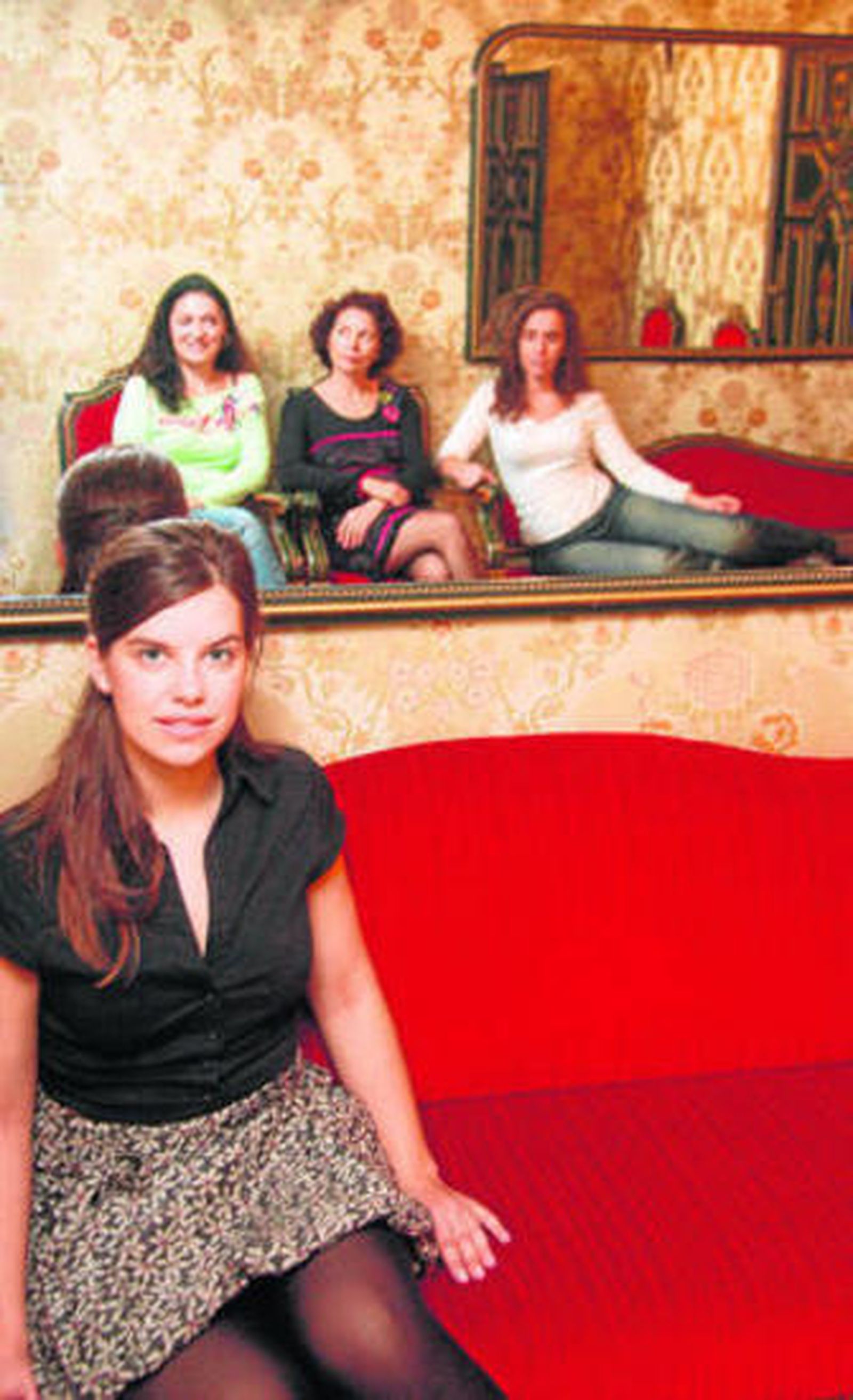 Ribas y al fondo Paca López, Bollaín y su ayudante Martina Cabanas.