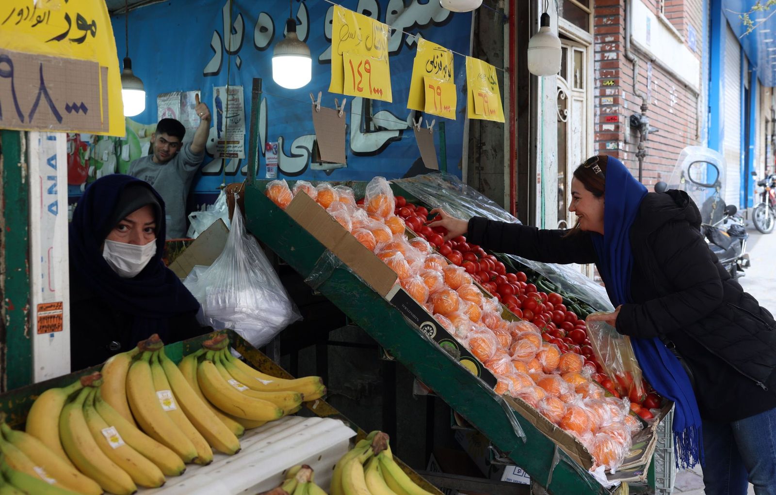 La vida sigue entre los habitantes de Teherán: compras, trabajos, pasear al perro...