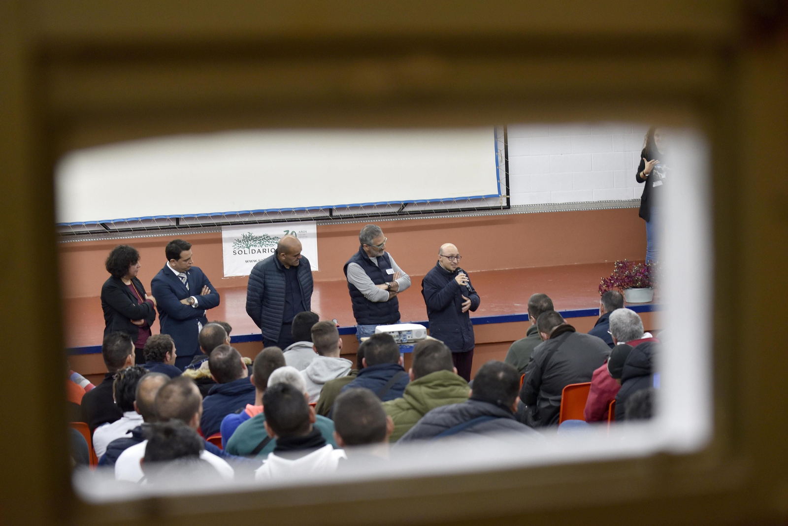 Jesús Vidal, actor de la película 'Campeones', cuenta su experiencia a los internos.