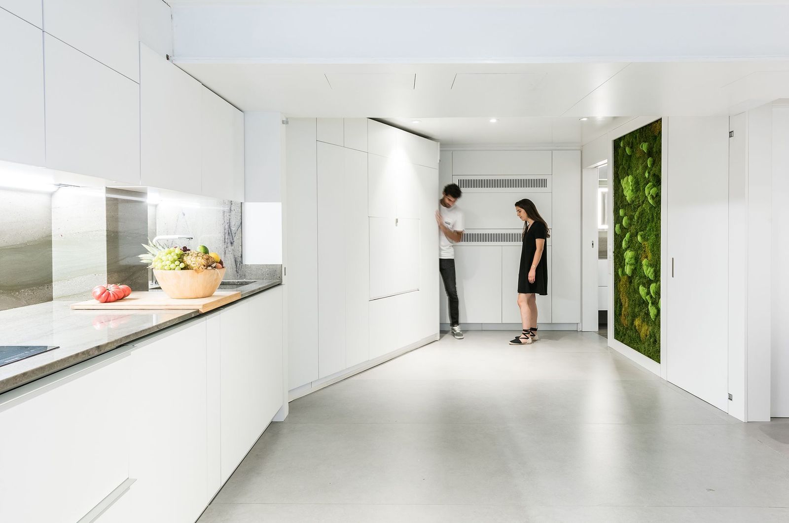 Las paredes y los muebles son casi todos movibles y los espacios aparecen y desaparecen