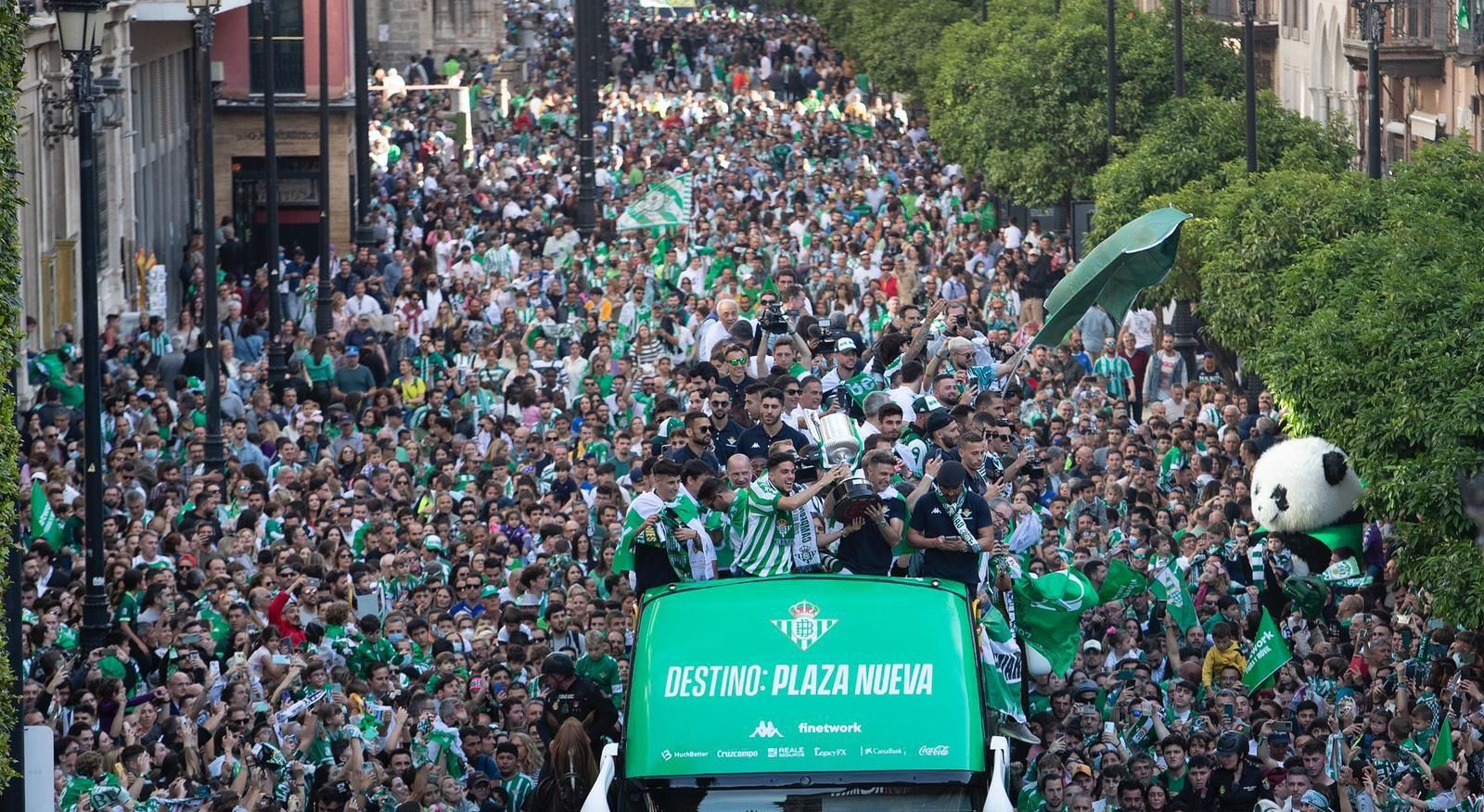 La Avenida de la Constitución llena de aficionados del Betis.