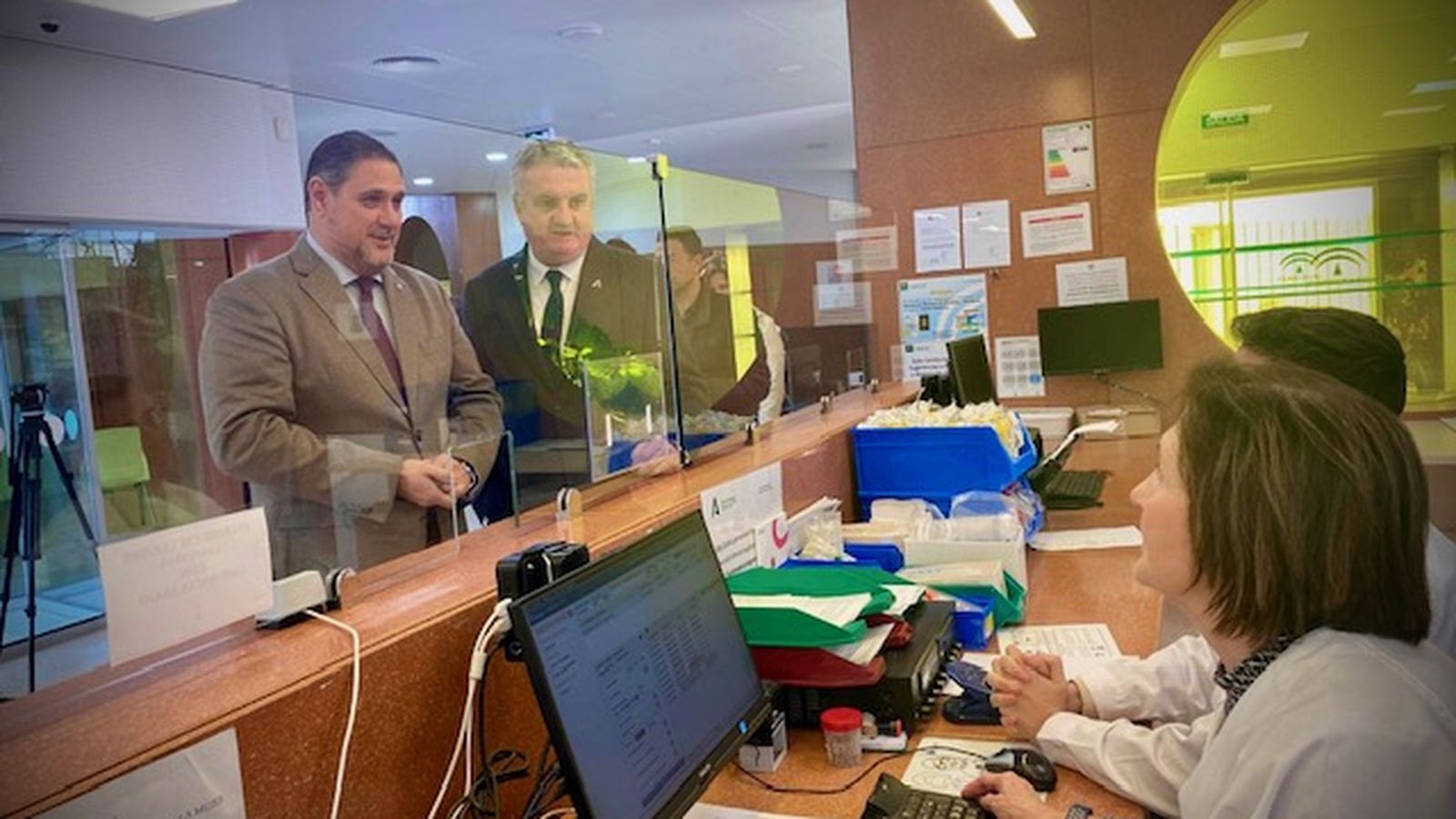 El delegado de Salud, Juan de la Cruz Belmonte, junto al delegado de Desarrollo Educativo, Francisco Alonso, presiden la incorporación del alumnado de la rama sanitaria en el Centro de Salud Vega de Acá de Almería.