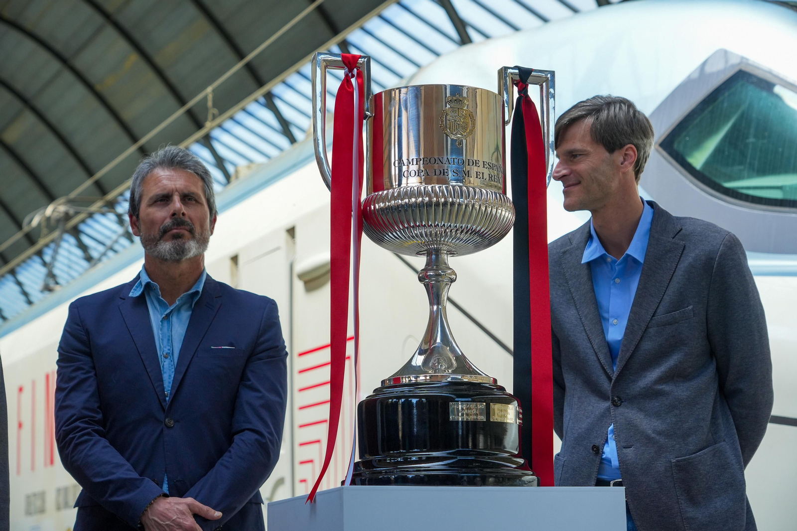 Las fotos de la llegada de la Copa a Sevilla