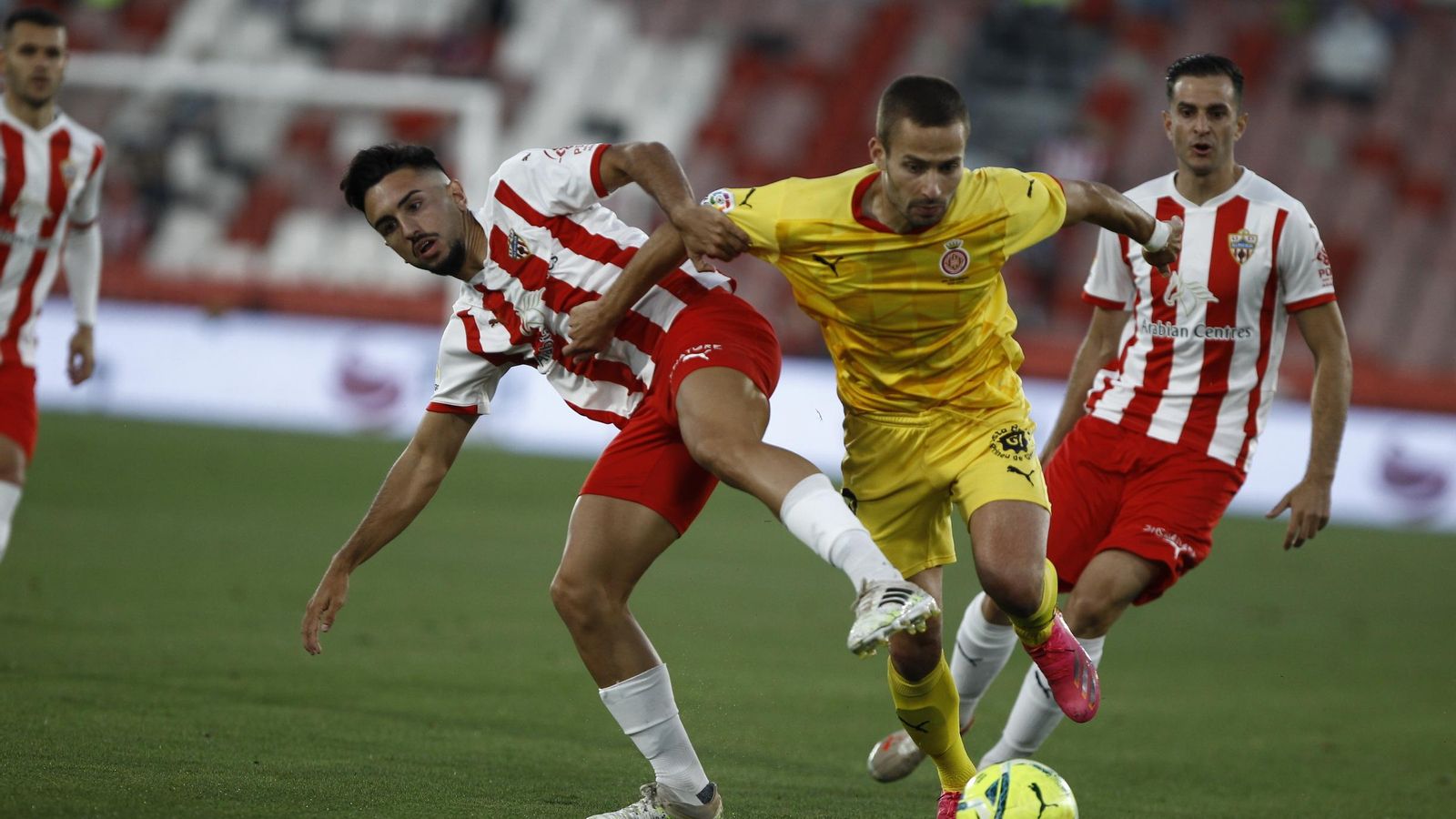 Morlanes trata de robarle un balón a un jugador del Girona durante el partido de vuelta del play off.
