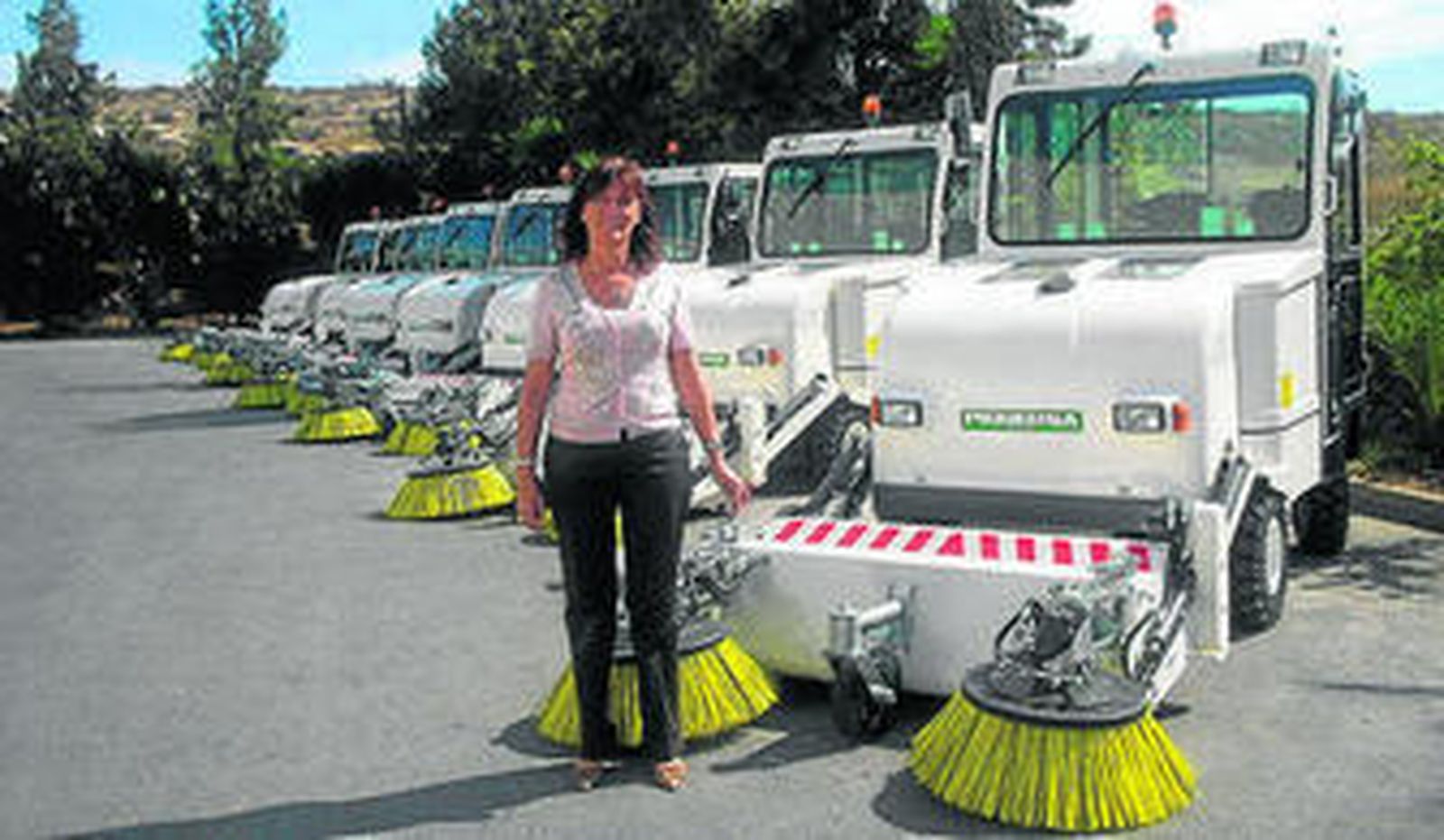 Inmaculada Piquer, junto a las barredoras enviadas a Arabia Saudí.