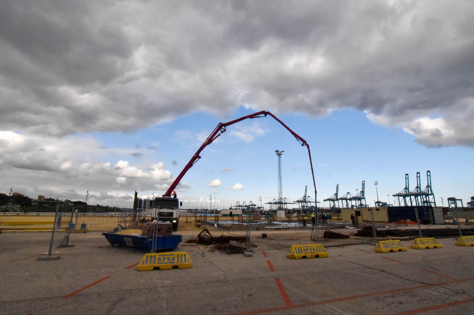 La grúa envía la manguera con hormigón a la losa del inmueble.