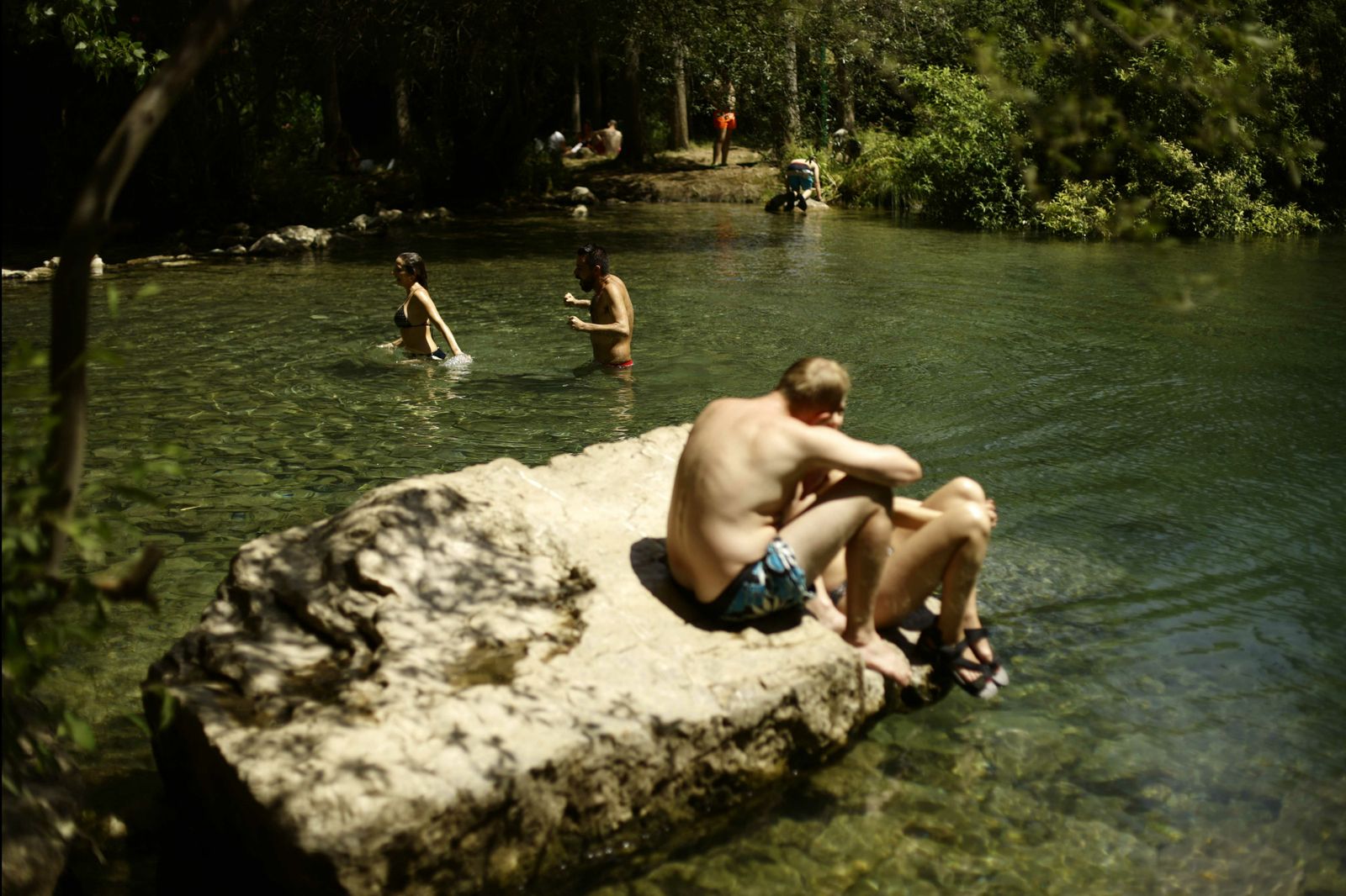 Bañitas en el lago de la Cueva del Gato