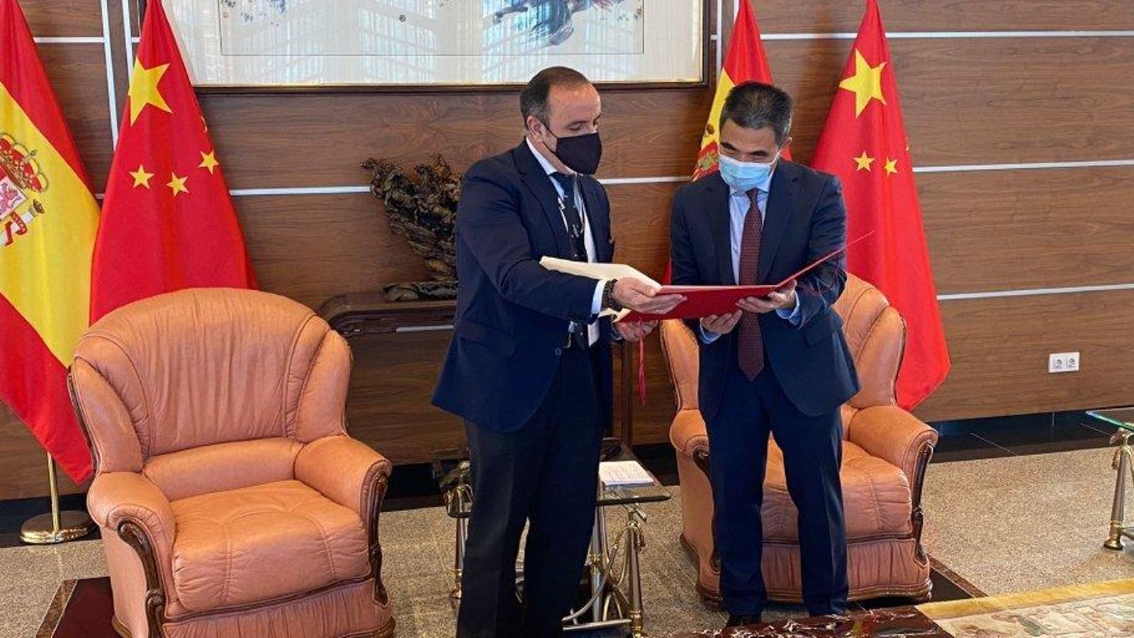 El delegado de Economía, Comercio y Turismo, Francisco Páez,  entrega un regalo a Yao Fei, en la Embajada de China en Madrid.