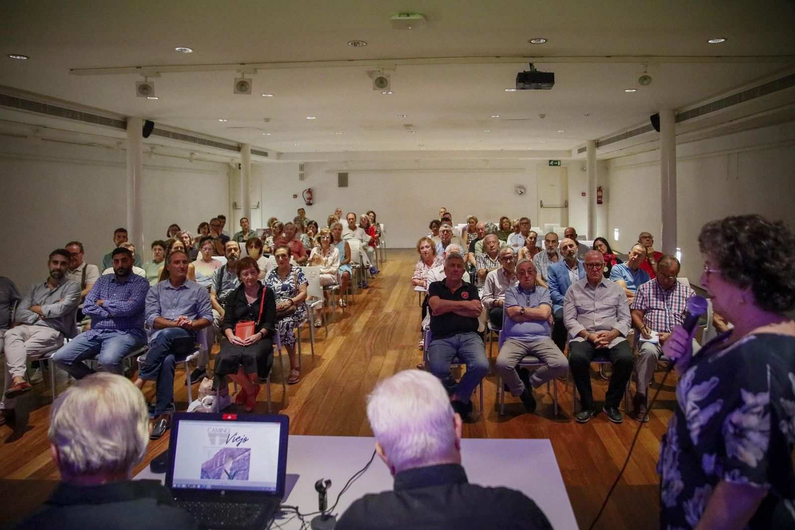 Las imágenes de la conferencia dentro de la "Semana Cultural Puerta Europa" de Ginés Valera en Almería
