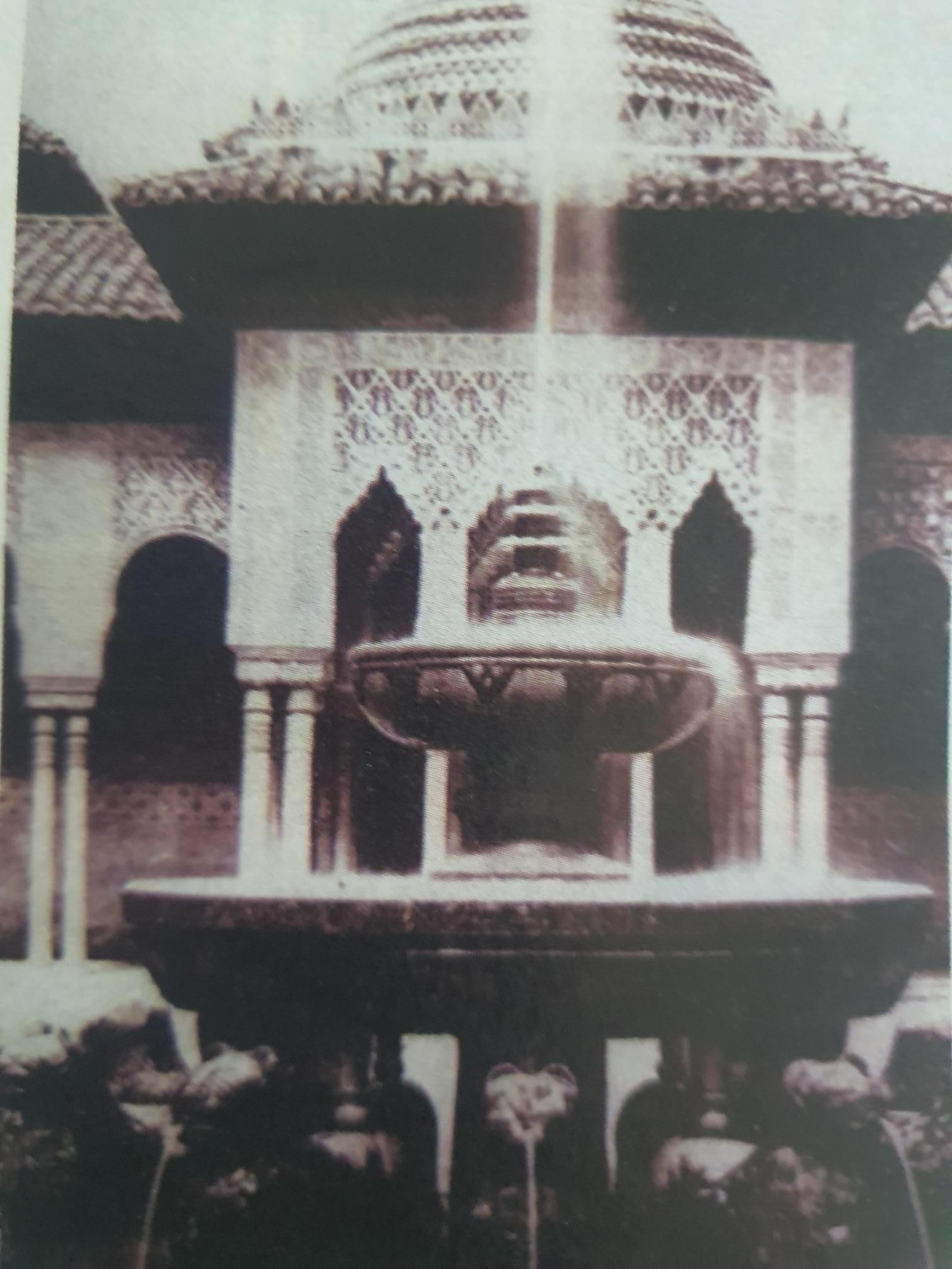 Hasta 1946 la Fuente de los Leones tenía dos tazas_ Hasta 1946 la Fuente de los Leones tenía dos tazas_