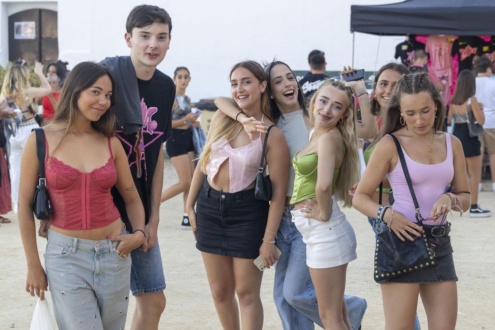 Búscate en las imágenes del concierto de Emilia en Concert Music Festival