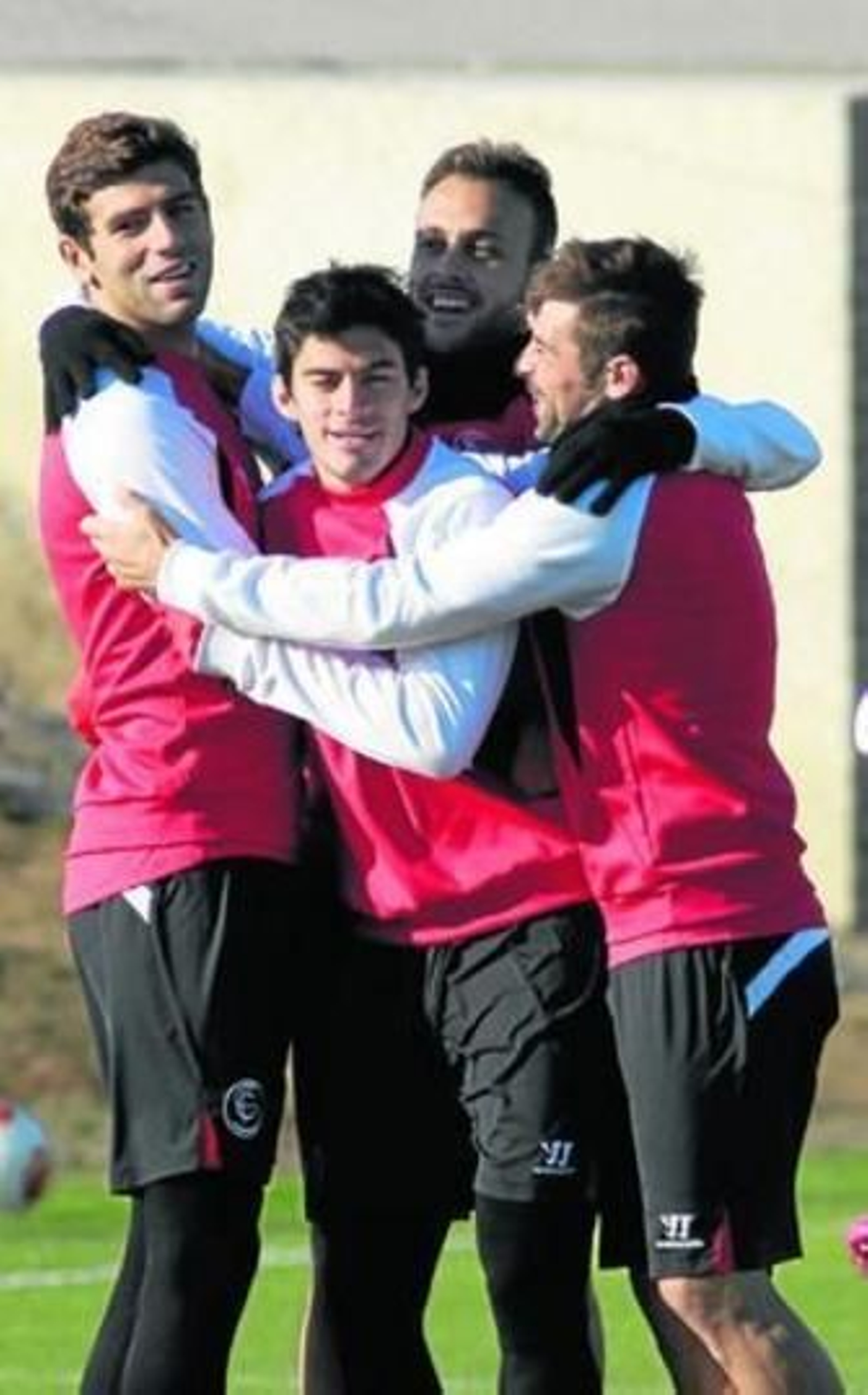 Fazio, Cala y Coke arropan a Perotti al comienzo del entrenamiento de ayer.