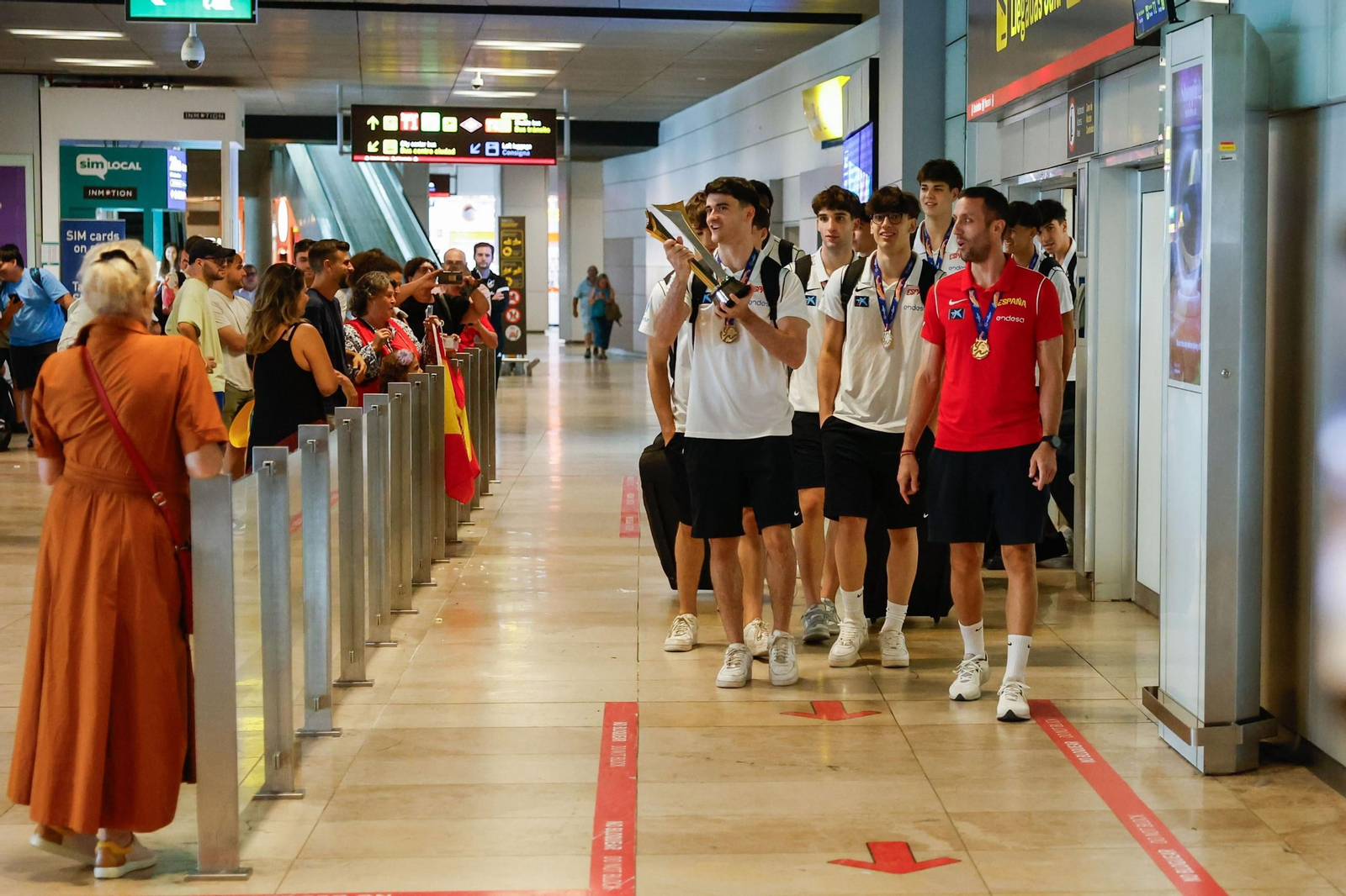España sub 18 aterriza en Madrid con el oro