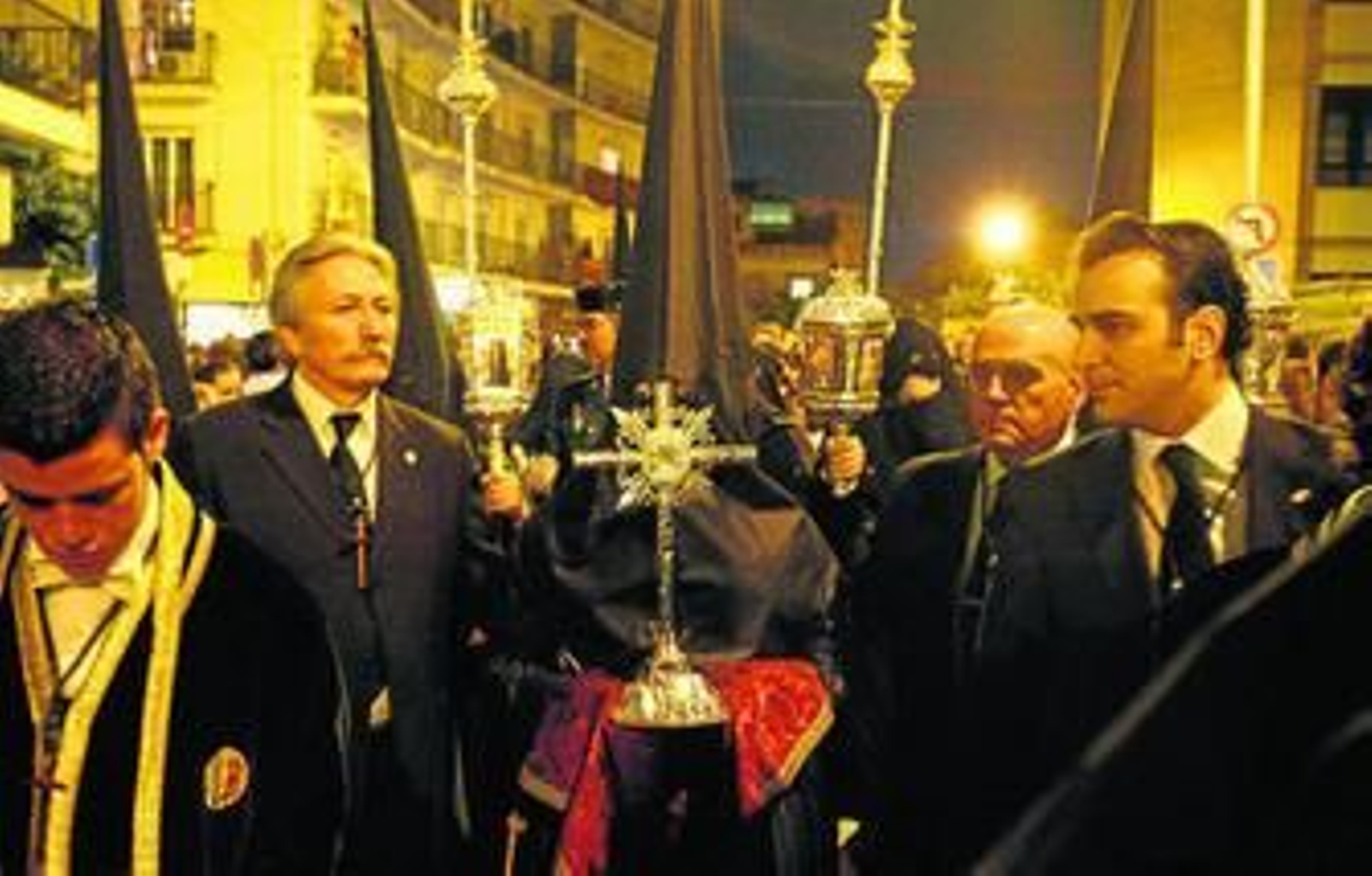 La reliquia del 'Lignum Crucis' presidió la estación de penitencia de la Vera Cruz el pasado Lunes Santo.
