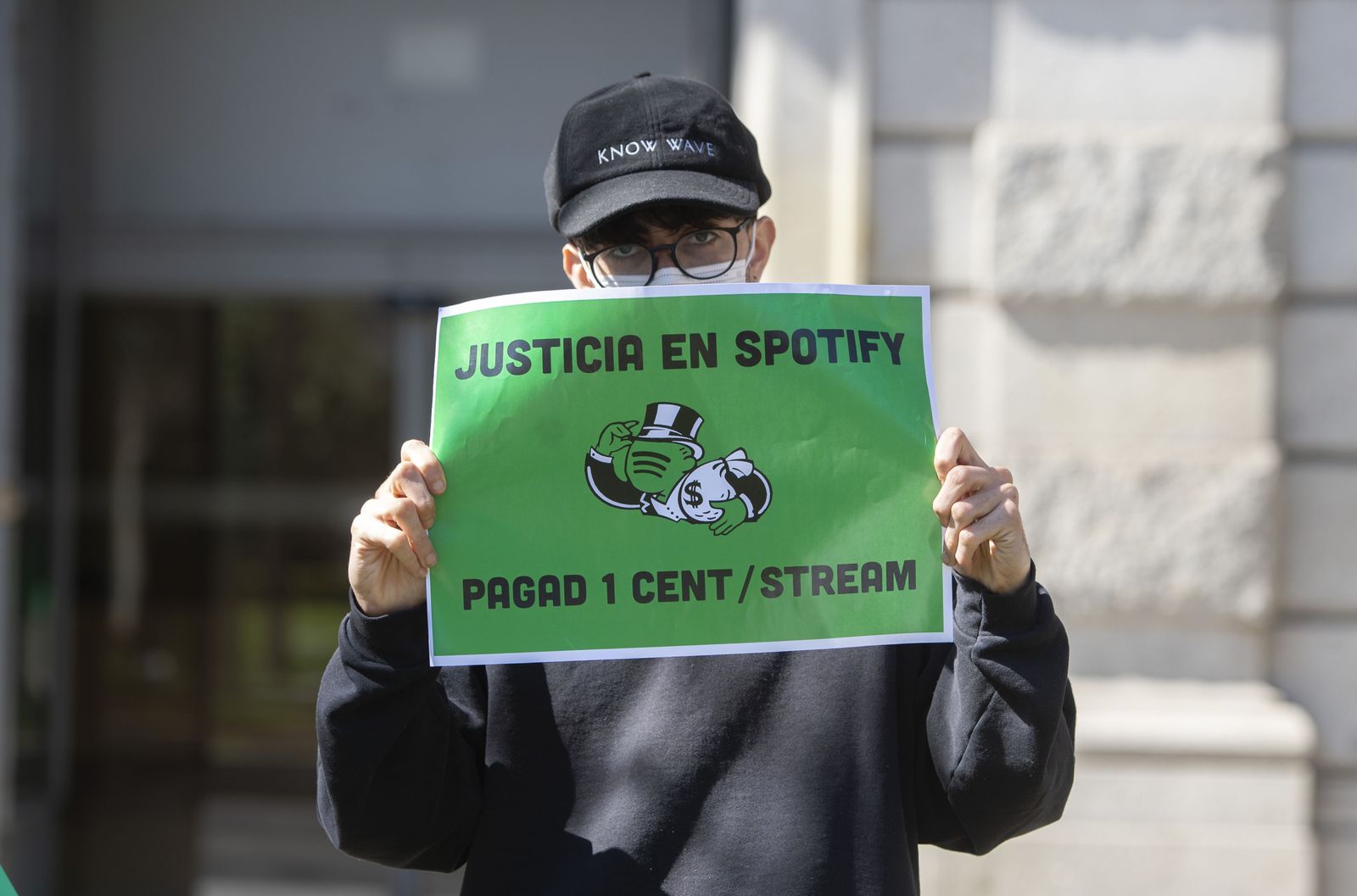 Una de las personas que han participado en la protesta ante la sede de Spotify.