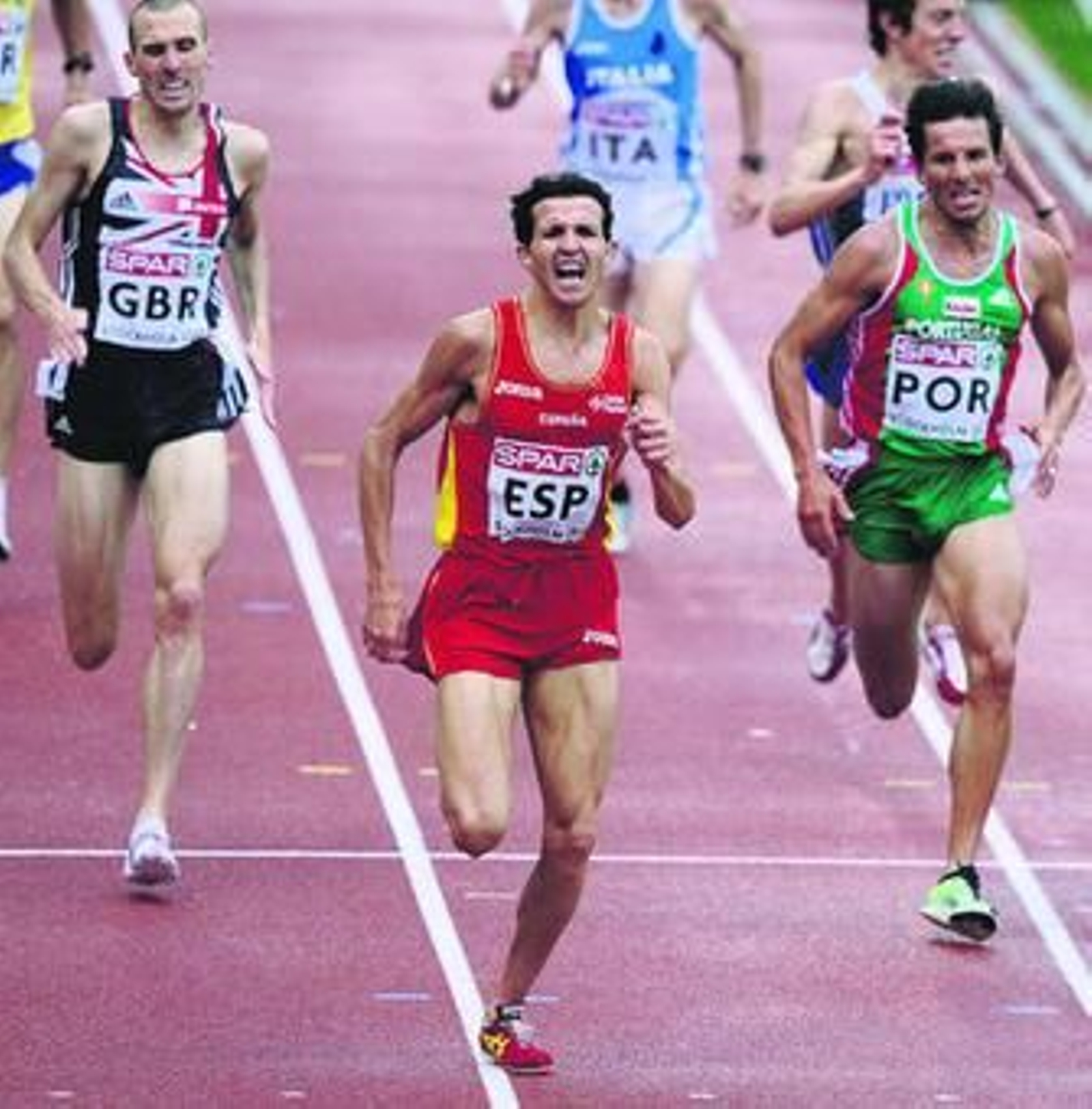 Higuero cruza la línea de meta con Rui Silva detrás.