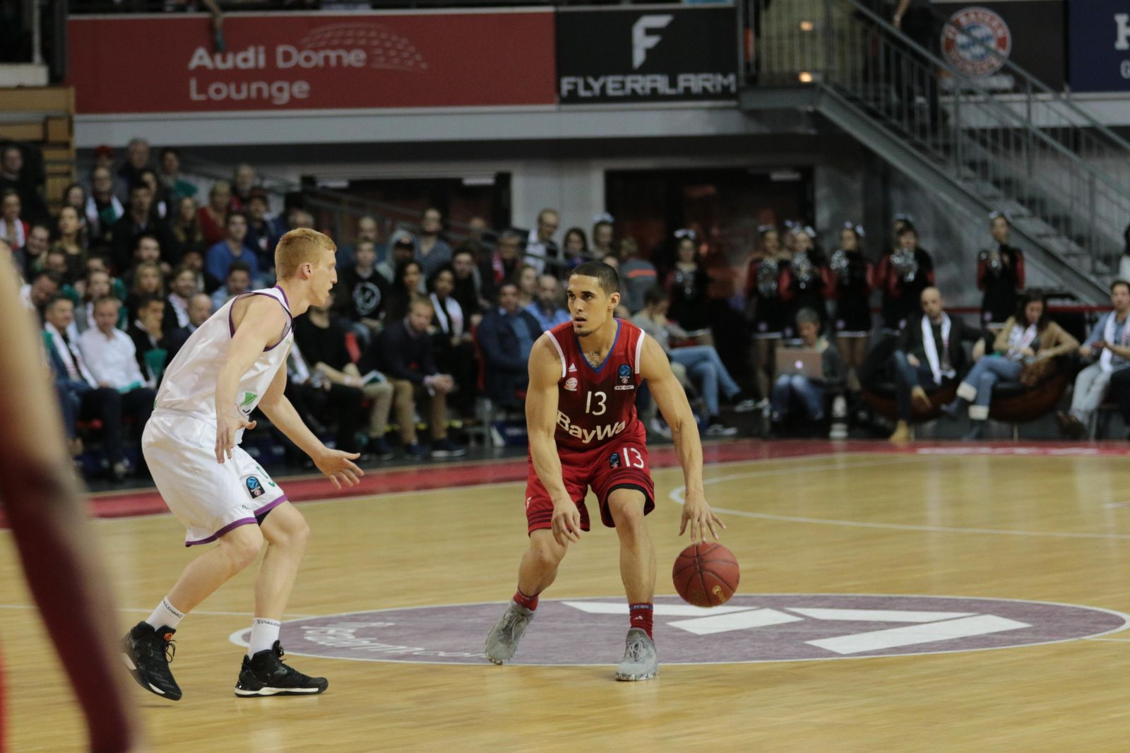 Nick Johnson, ante Alberto Díaz en un Bayern-Unicaja.