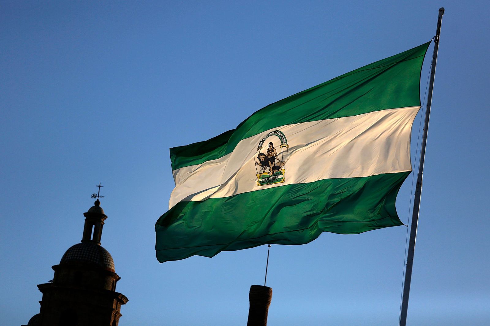 Una bandera de Andalucía ondeando al viento en una imagen reciente