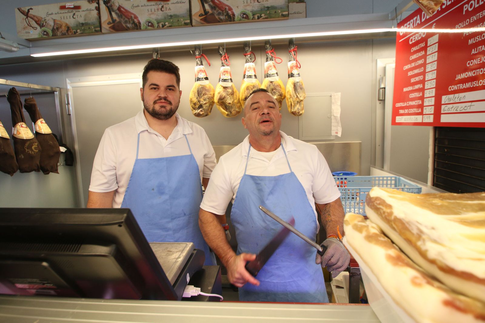 El jamón al corte es una de las mejores compras que se pueden hacer en las charcuterías y carnicerías del Mercado Municipal de Roquetas