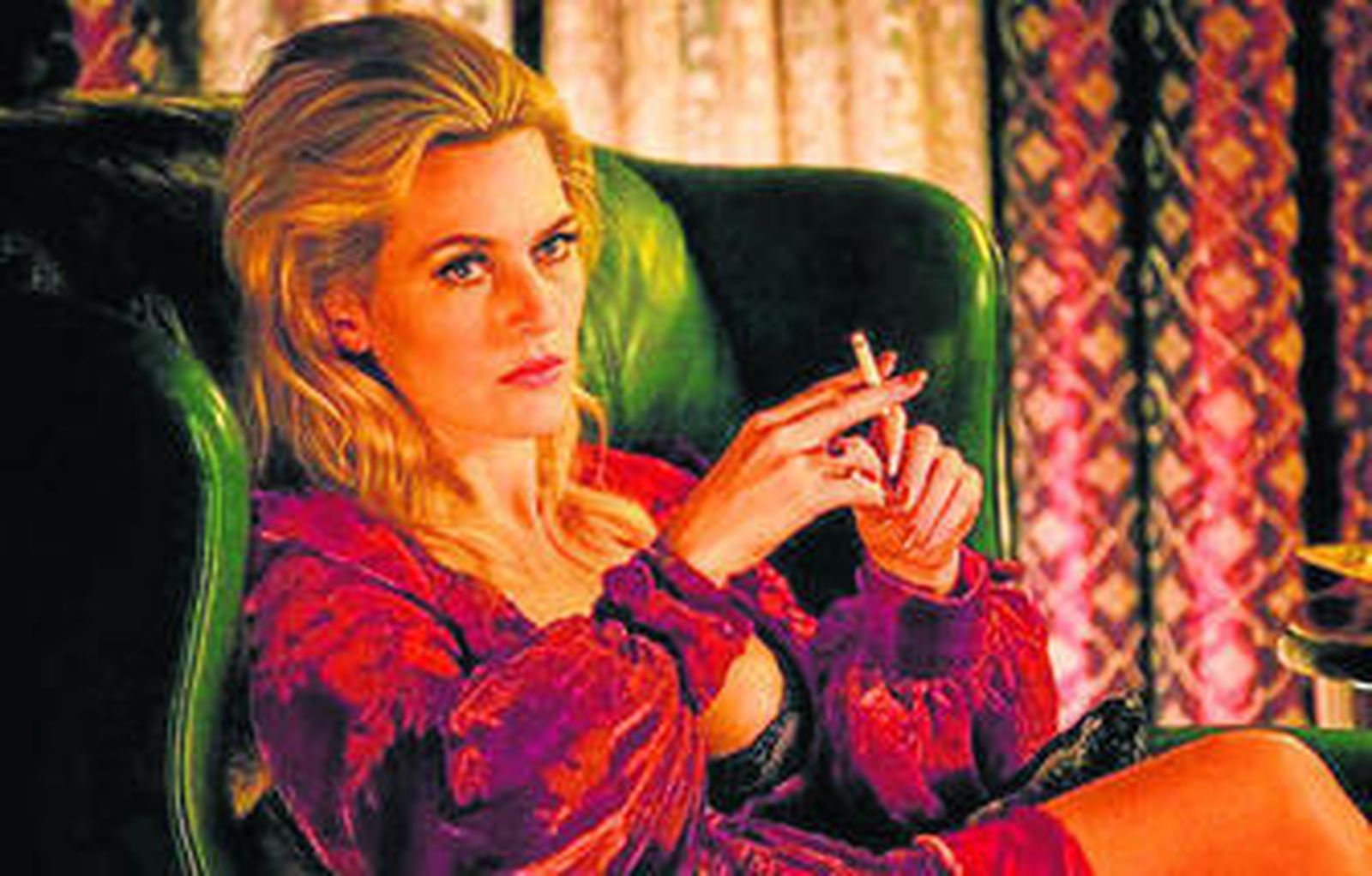 Una casi irreconocible Kate Winslet, en el papel de jefa de la mafia, destaca dentro del sólido reparto de 'Triple 9'.