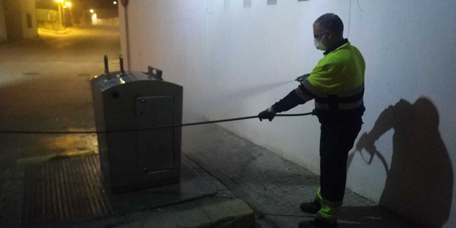 Trabajador de Epremasa desinfectando la calle.