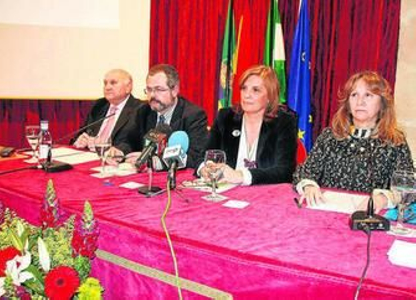 Los directores de ambos colegios, ayer junto a Rafael Sánchez y la concejala de Educación.