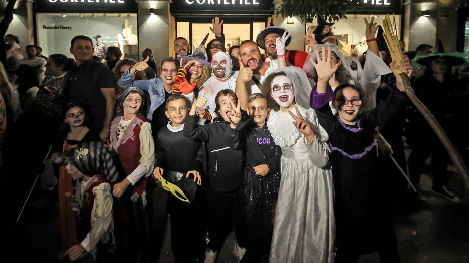 El desfile de Halloween llena las calles de Jerez