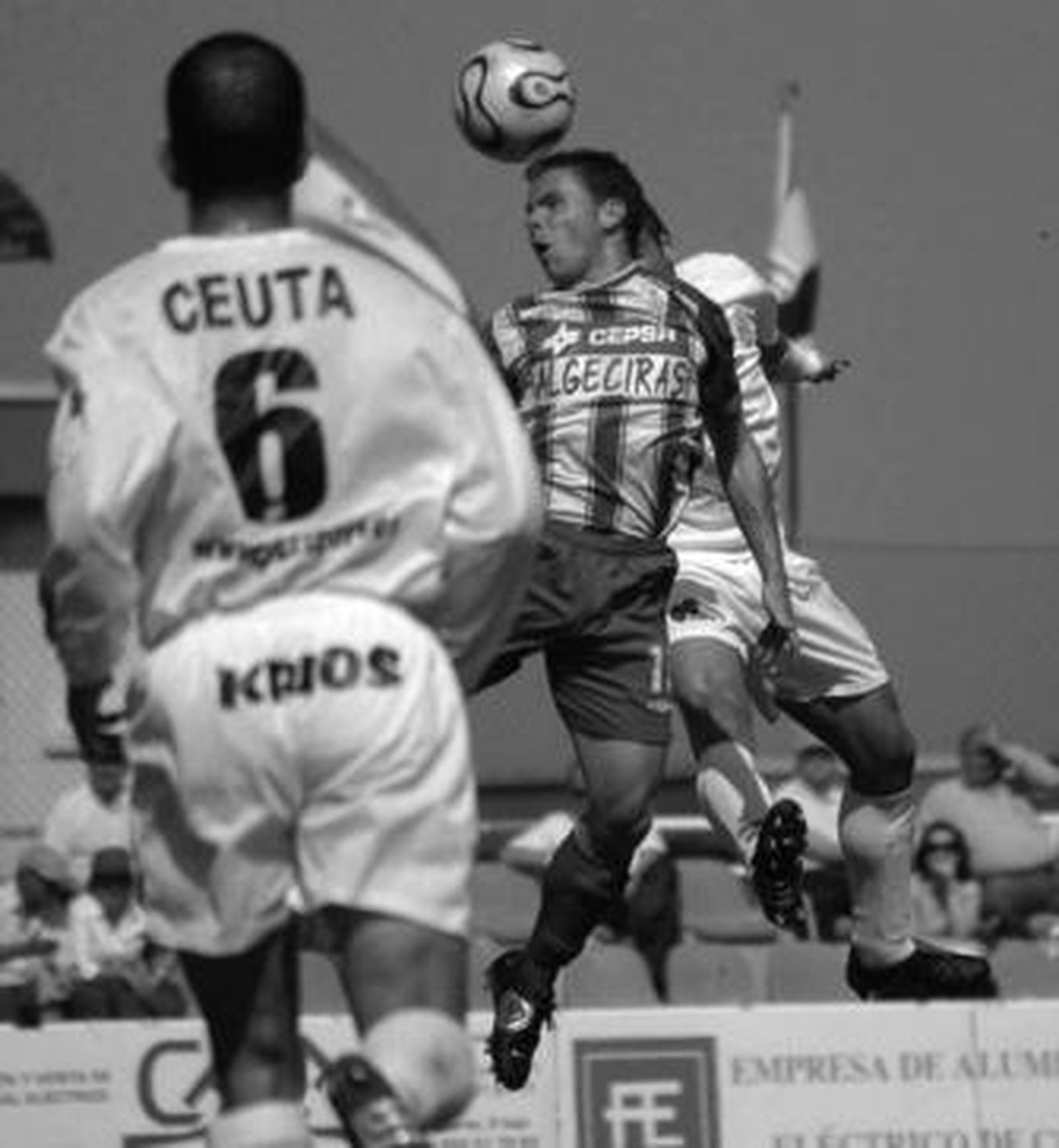 Juampe salta con un adversario en el partido de la 2006-07.