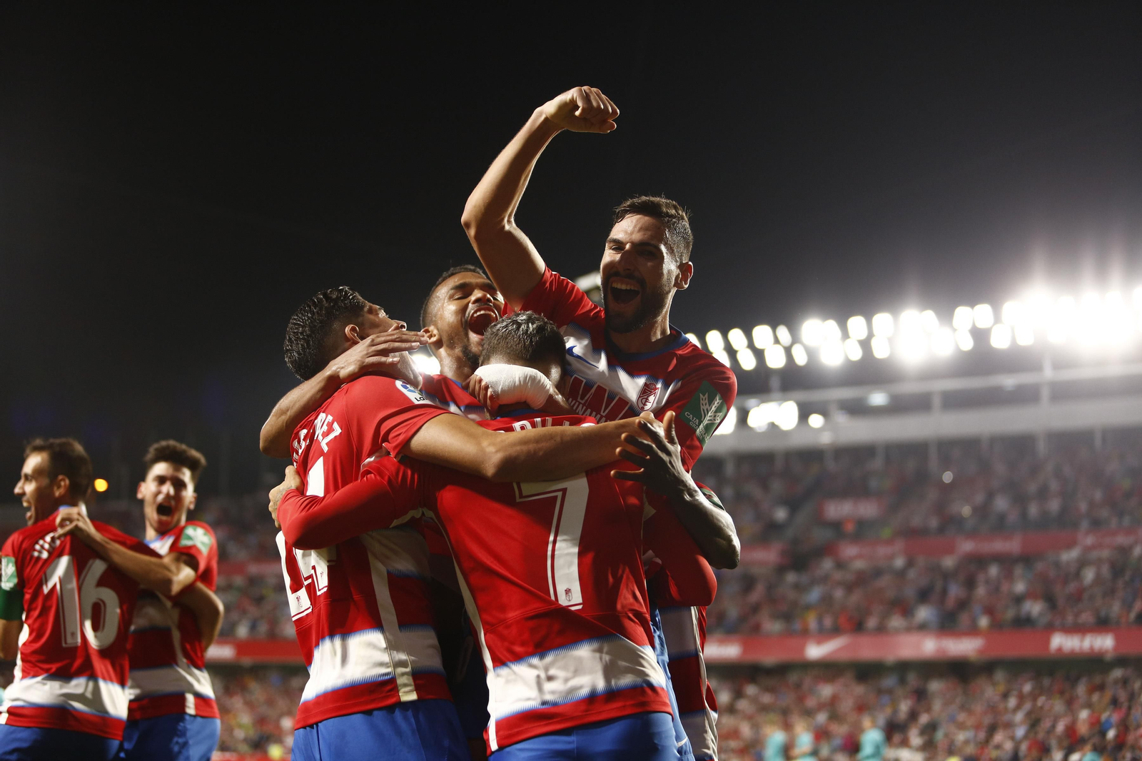 Los jugadores rojiblancos esperan celebrar el pase a la gran final junto a su afición.