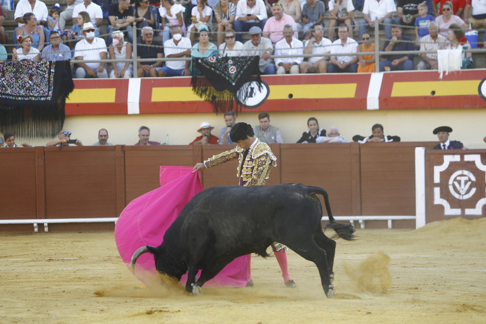 Imágenes de la corrida de toros de la Feria de Vera, con Morante de la Puebla, Emilio de Justo y Pablo Aguado