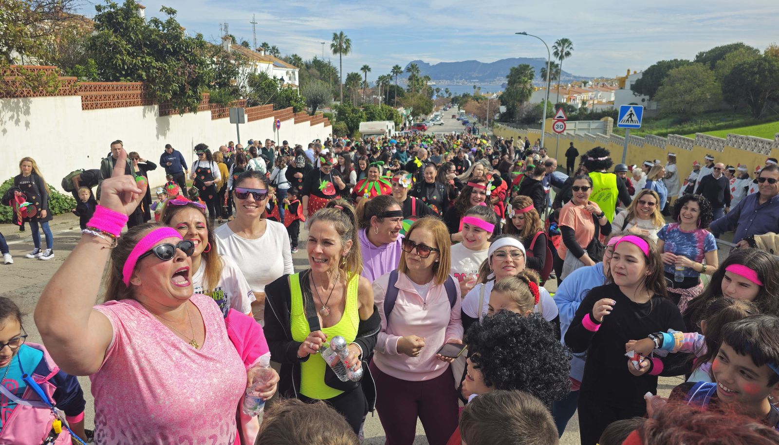 El pasacalles de carnaval del CEIP San García de Algeciras, en imágenes