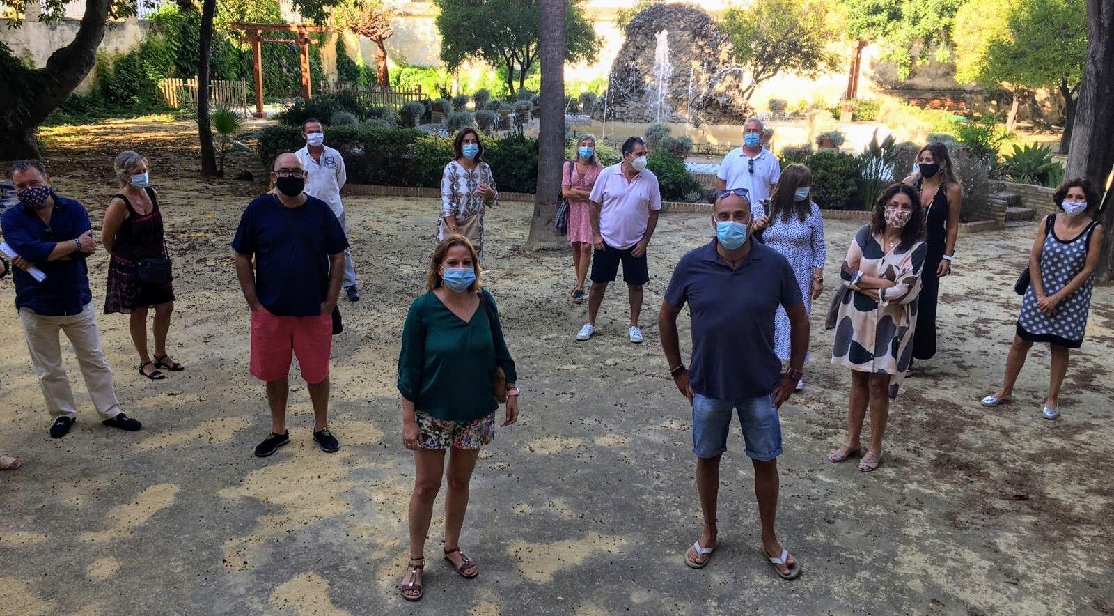 Una representación de los padres de alumnos afectados haciendo pública su protesta en los jardines del Palacio Municipal.