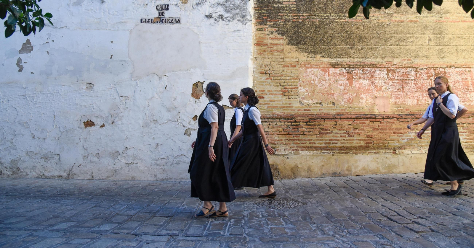 Un grupo de jóvenes de las HAM pasean por Carmona.