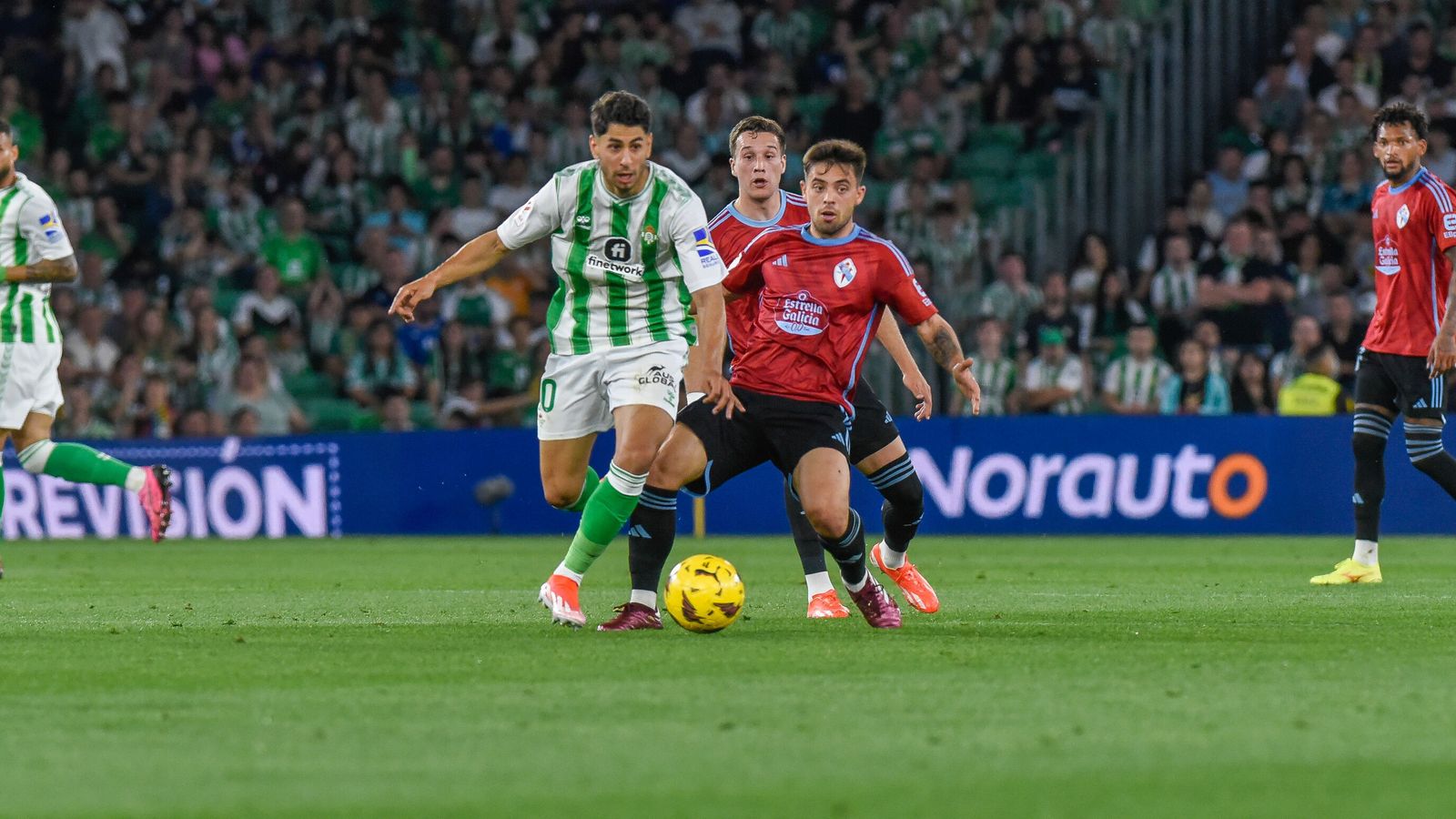 Ayoze intenta escapar de Fran Beltrán.
