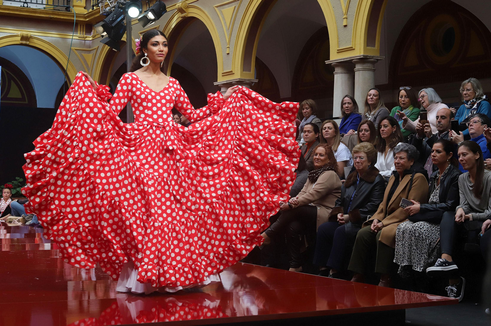 Huelva Flamenca 2023. Imágenes del desfile benéfico de El Ajolí a favor de Cruz Roja Española