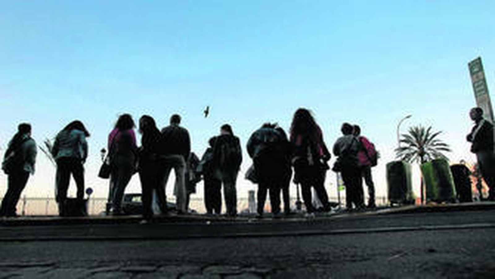 Un grupo de personas, en una parada de autobús de la capital gaditana.