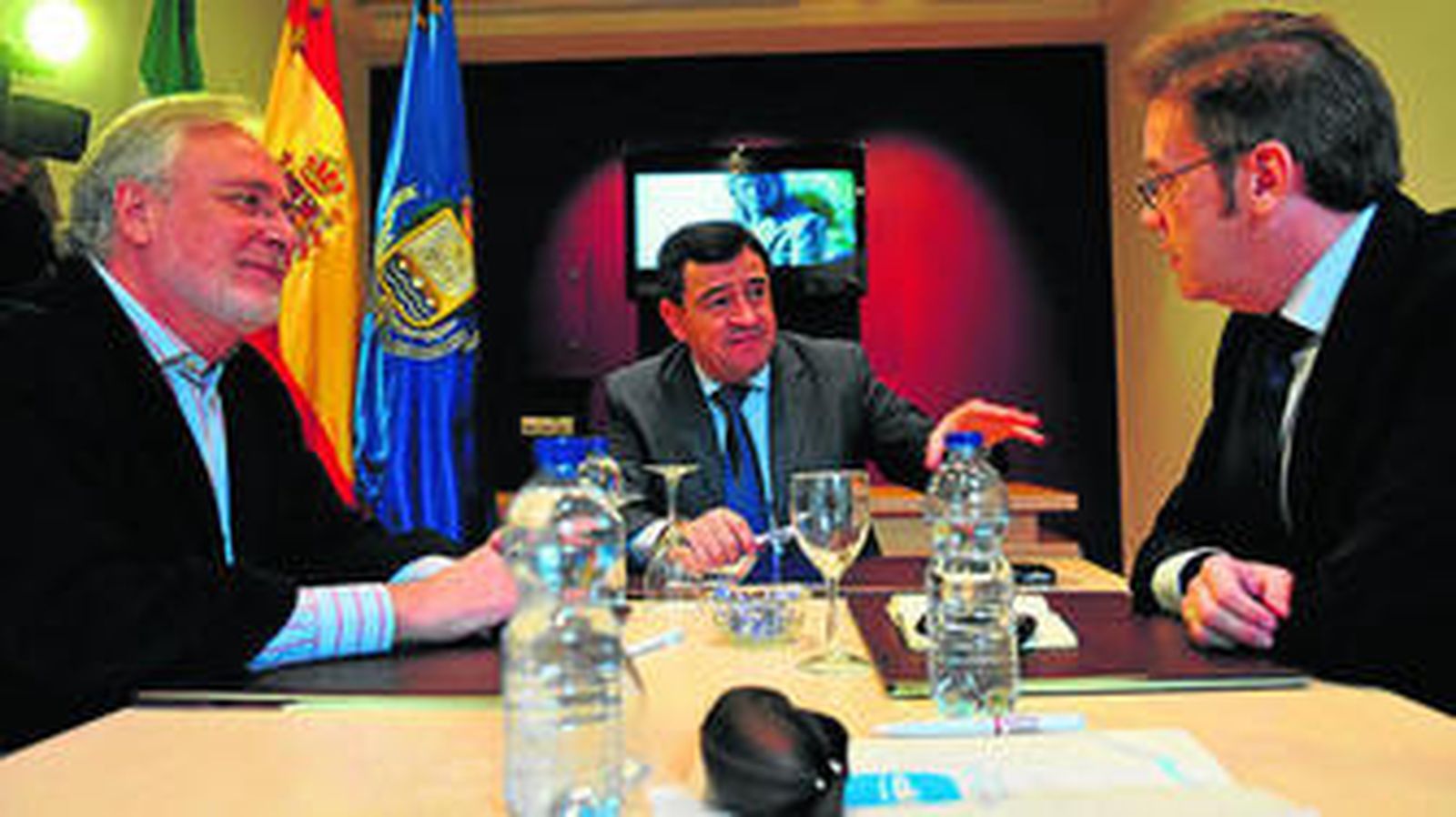 Loaiza, flanqueado por Enrique Montiel y Daniel Nieto, ayer, en el Centro de Congresos.